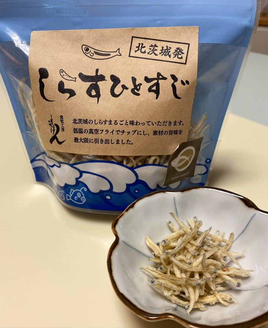 渡辺徹さんのインスタグラム写真 - (渡辺徹Instagram)「少し前に、番組のロケで  我が故郷  茨城県古河市  に行った際  所要で同行していた妻が  ロケで立ち寄った店で買ったのが  こちら  何とポテトチップスならぬ しらすチップなのである！  サクサクしている。  絶妙の塩加減  これが　  やめられない止まらない‼️  おやつ用なのだろうが  酒が欲しくなる  米も欲しくなる  とにかくうまい‼️  妻に  「私が食べようと思って買ったのに・・・  そんなに食べちゃうなら  調べて取り寄せてよ！」  との  命令がくだる。  ネットでオンラインショップを調べる  まずは大手オンラインショップ  見当たらない・・・  次に古河の店  ない・・・  それから茨城物産関係  商品の紹介はあったが  オンラインでの購入ができない・・・ 　  ダメだ・・・  かなりレアな商品なのだ。  もちろん、ラベルに書いてある製造元も検索したが  オンラインショップがない(>_<)  やはり無理か・・・  刑事ドラマをやっていた時  山さんが  「現場百回、迷ったら犯行現場に足を運べ！」  と言っていた。  よし  基本に戻ろう！  　 　  もう一度、商品をくまなく調べる。  あっ  あった！  「山さん、ありました！」  続きはAmebaブログにて  プロフィールページから見られます。  #渡辺徹 #しらすちっぷ #うまいもの  #茨城物産」8月16日 10時25分 - tohru.rugger