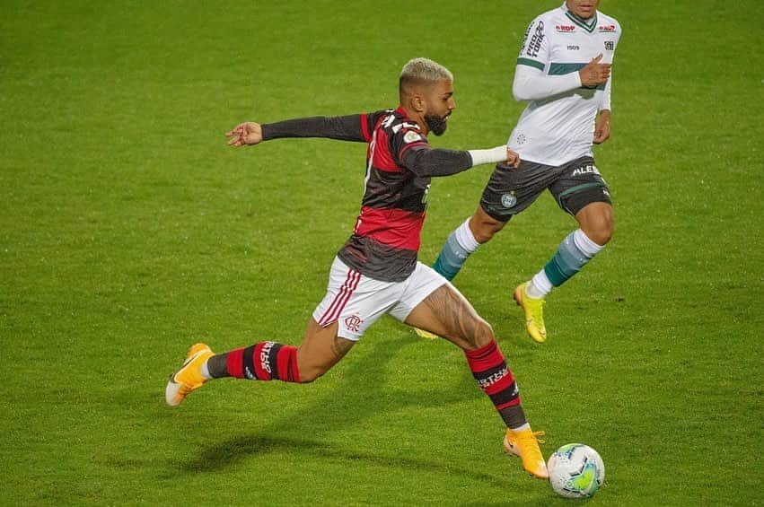ガブリエウ・バルボーザ・アウメイダのインスタグラム：「Primeira vitória no Brasileirão 2020! Parabéns @flamengo , seguimos juntos como SEMPRE ❤️🖤」