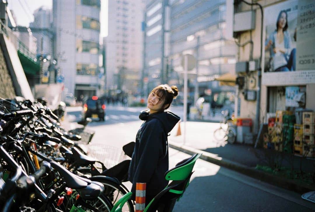 弘松菜摘のインスタグラム：「目標にむけて努力をしてる人をみると﻿ 自分も頑張ろうって思う！﻿ ﻿ ﻿ 人生は一度だけなので﻿ 好きなことを好きなだけ🍧🍉﻿ ﻿ とりあえずコロナ落ち着いたら﻿ ぜっっっったい沖縄にいく！！！！！﻿ ﻿ ﻿ #フィルムカメラで残すきもち  #何気ない瞬間を残したい」