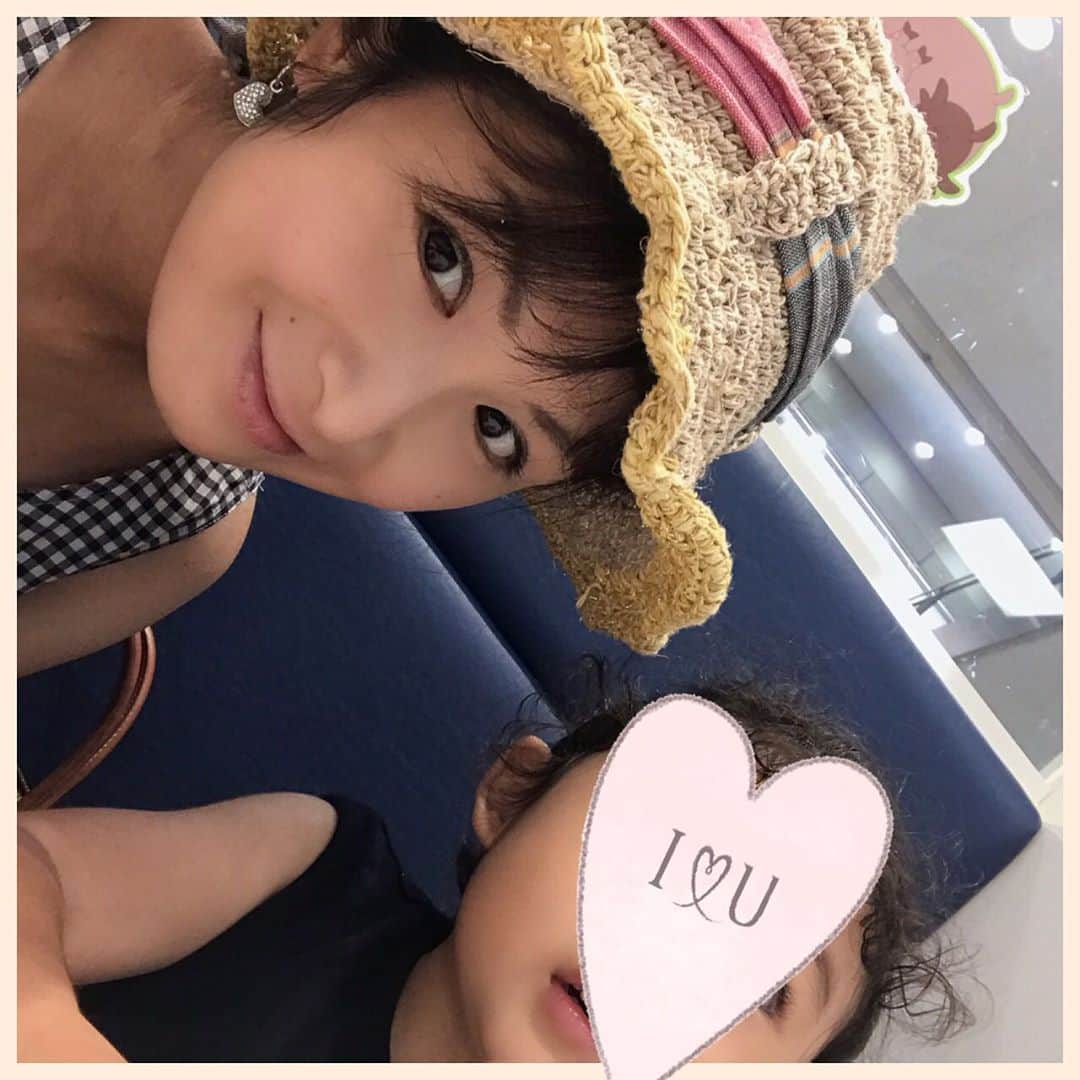 小林亜里紗さんのインスタグラム写真 - (小林亜里紗Instagram)「いつもなにかと弟の都合で「ちょっと待って」と言われてしまうおねえちゃん。  今日は久々に2人きりで　#デート ♡ まずは #サーティーワン　で #朝からアイス　🤣  #2人育児 #3歳4ヶ月　#女の子 #7ヶ月　#男の子」8月16日 10時39分 - teketekearinko