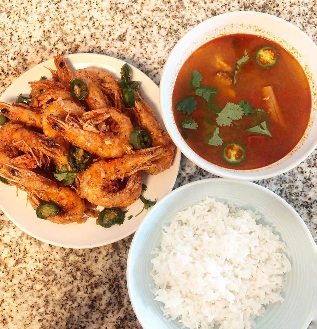 Jada Lalita Patipaksiriのインスタグラム：「Tonight’s dinner! 😋🍽 crispy salt & pepper shrimp🍤 with some sour and spicy tom yum soup to wash it down🌶👌🏼」