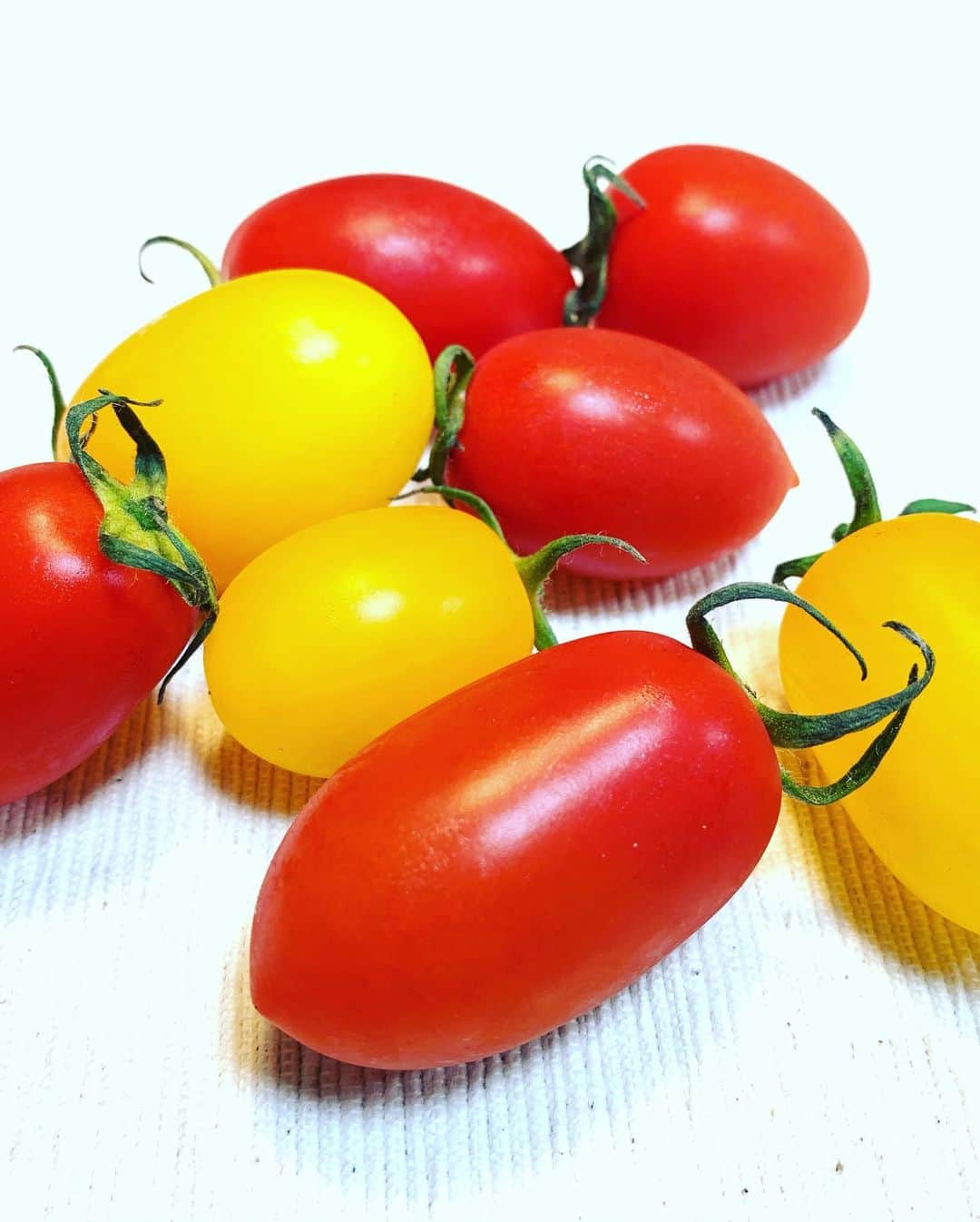 青木栄美子さんのインスタグラム写真 - (青木栄美子Instagram)「。  最近出会った珍しいお野菜たち☺️  ・纏足みたいな作り方の#星形キュウリ 。  ・ミニトマトより小さい#マイクロトマト。  ・糖度が高く生食がおいしい#アイコトマト 。  ・漬物にすると美味しい#サファイヤなす #蔵王サファイヤ 。  ・ハウスみかんの#温州みかん  （食べてしまったので写真がない）  野菜の世界、奥深い〜😊✨  あとはどうしても今年 ホワイトコーンを食べたい。  #女子アナ　#野菜ソムリエ勉強中 #珍しい野菜がいっぱい」8月16日 10時57分 - emikooo000