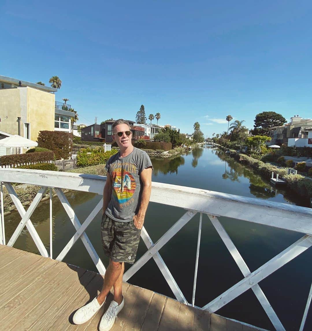 scottlippsさんのインスタグラム写真 - (scottlippsInstagram)「Still exploring California, a few years in... one of my favorite spots, the Venice canals pic by @erockaway #venice #california #canals」8月16日 11時00分 - scottlipps