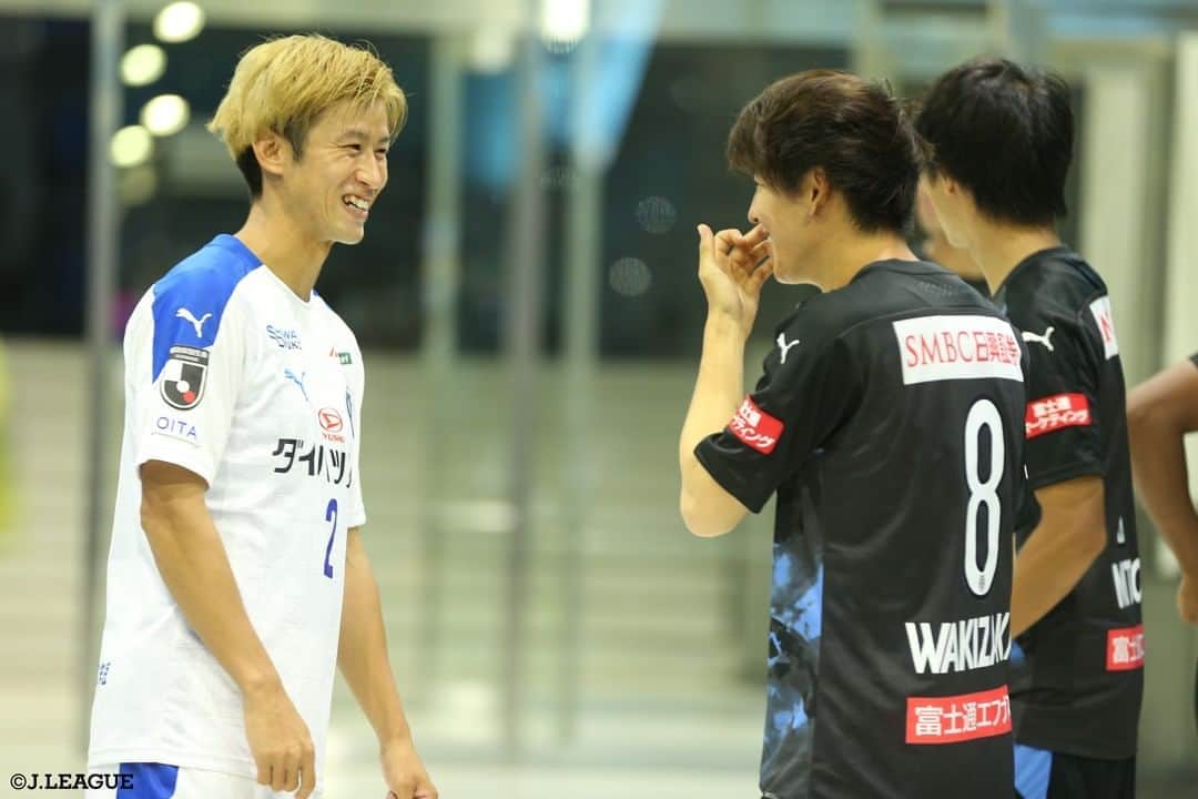 のインスタグラム：「.﻿ どんな話をしているのでしょうか🤔﻿ ﻿ #脇坂泰斗 選手と #香川勇気 選手﻿ が笑顔でお話中😊﻿ ﻿ 2人の会話の内容を予想してみてください‼️﻿ コメント欄で待ってます📝﻿ ﻿ #Ｊリーグ﻿ #jleague﻿ ﻿ #川崎フロンターレ #frontale #🐬﻿ #大分トリニータ #trinita #🐢 #💙﻿ #笑顔 #えがお #スマイル #smile﻿ #ニコニコ #😁﻿ #おしゃべり﻿ #オフショット #offshoot﻿ #サッカー #soccer﻿ #football #⚽️﻿ #コメント #コメント大募集﻿ #コメント大歓迎」