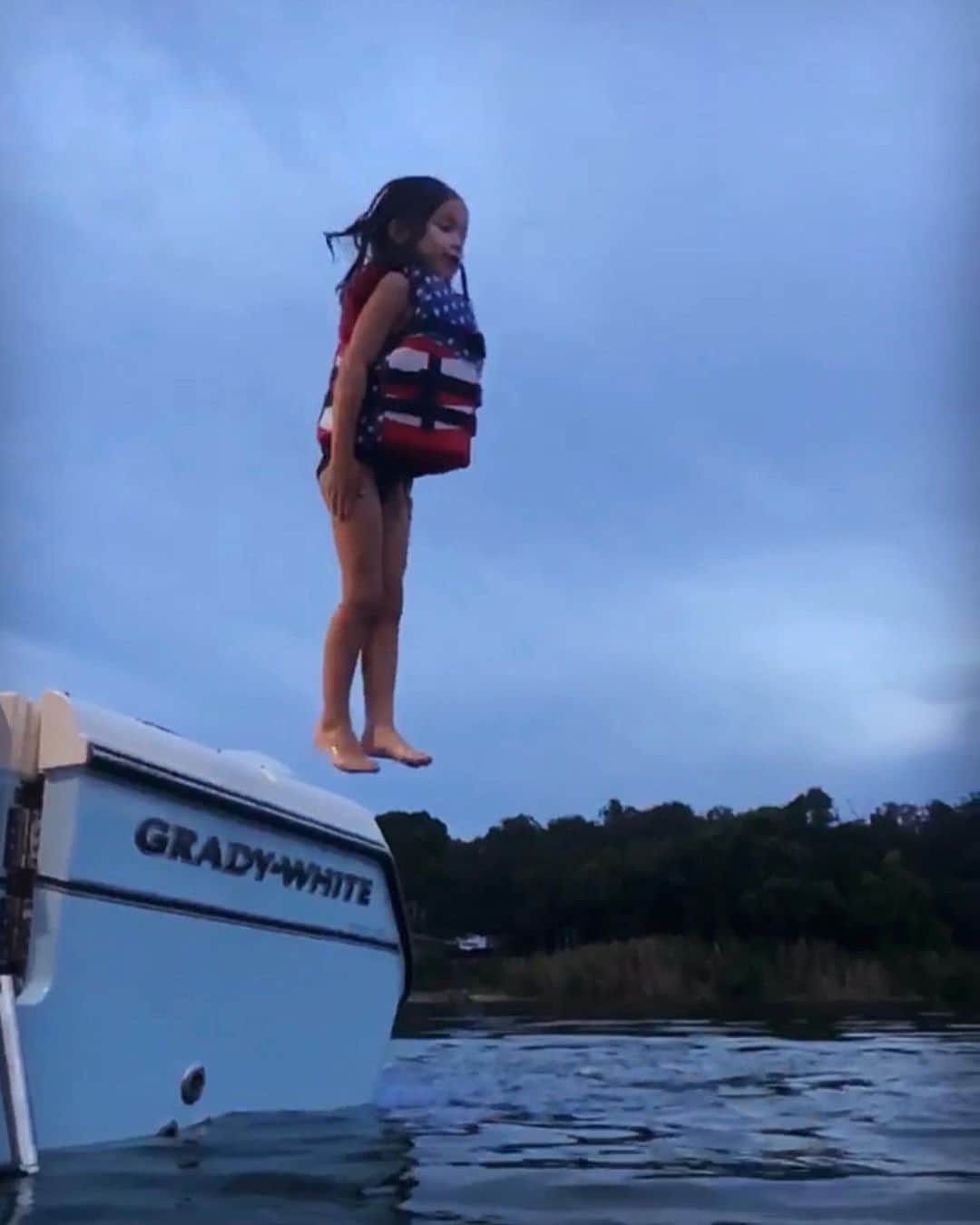 バッバ・ワトソンのインスタグラム：「Caleb & Dakota love the @gradywhite_boats!! #PensacolaLife」