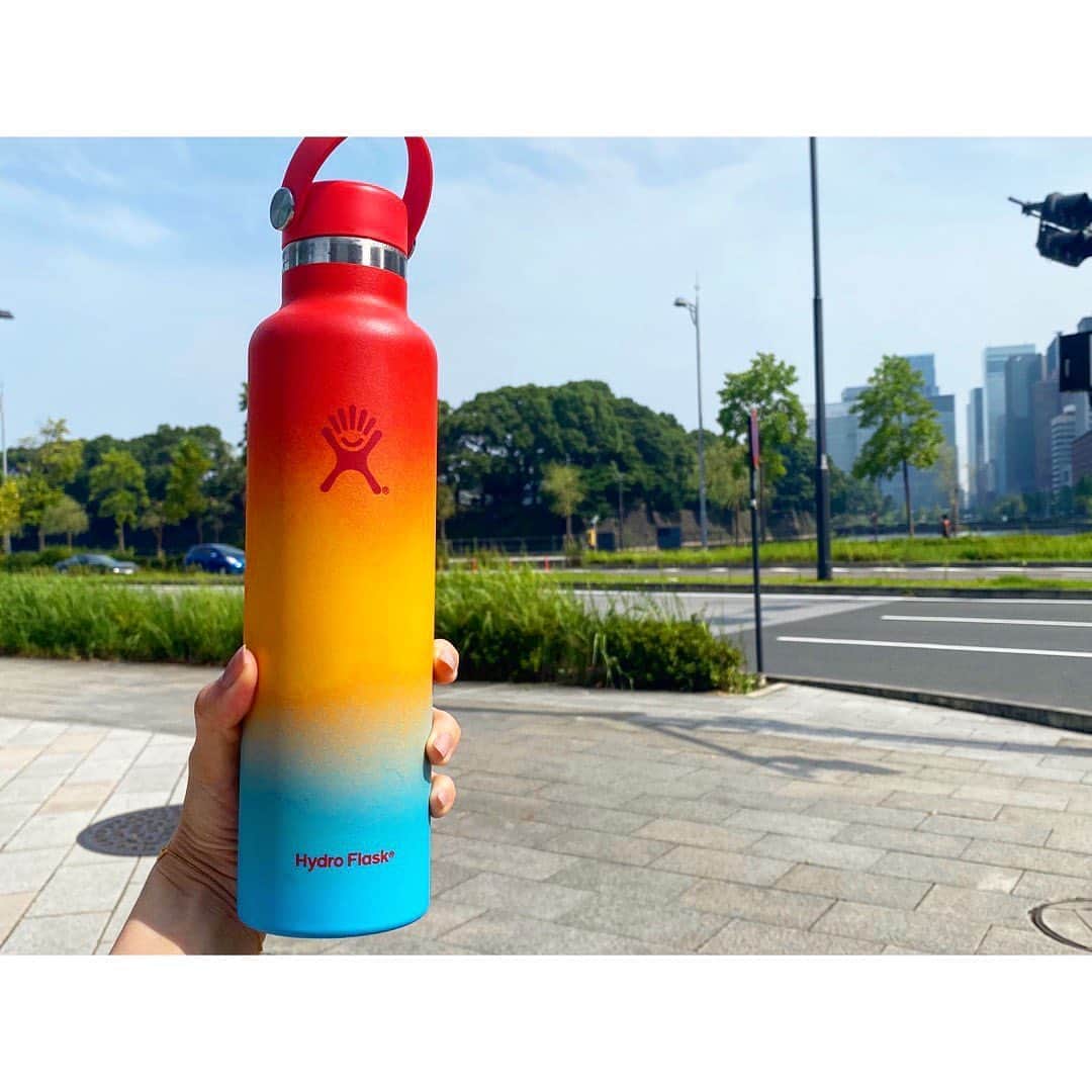 のインスタグラム：「@hydroflask Hawaii exclusive in 2018🌴 スタバもventiで足りないくらいな私は このサイズのハイドロフラスクがちょうどいい🤪❤️ .  #hydroflask #waterbottle #bottle #hawaii #hawaiilimited #hawaiiexclusive #limited #exclusive #favorite #mybottle #walking #walk #summer #summervacation  #ハイドロフラスク #ウォーターボトル #ハワイ #ハワイ限定 #限定 #ウォーキング #散歩 #皇居 #皇居ウォーキング #カラフル #お気に入り #がぶ飲み #夏 #夏休み」