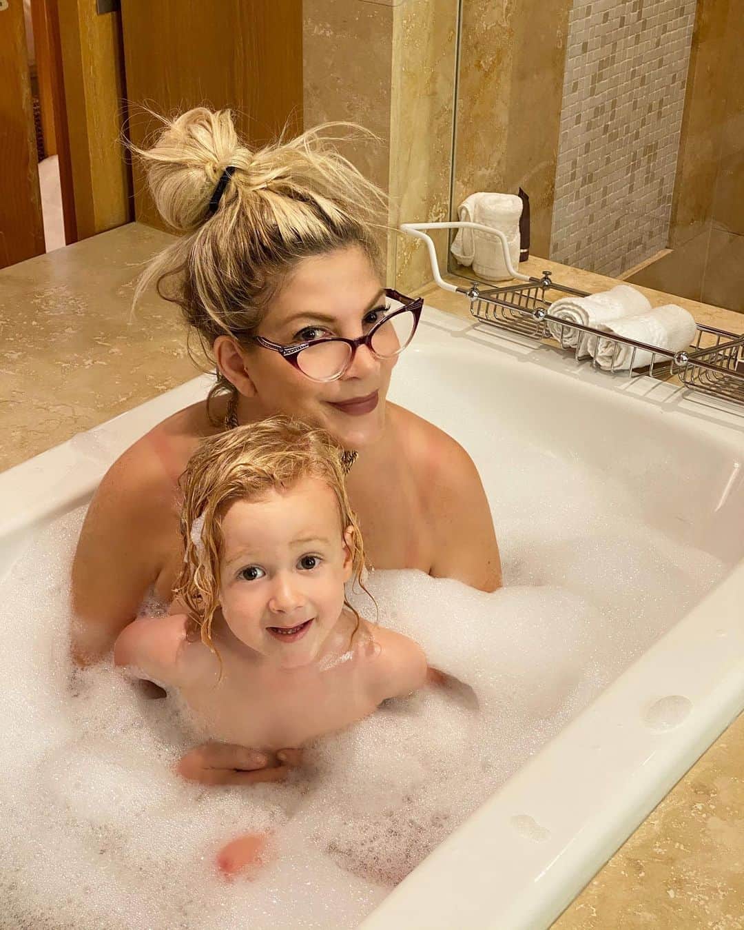 トリ・スペリングさんのインスタグラム写真 - (トリ・スペリングInstagram)「Mommy and Me Bath time... - Grateful for these moments. They grow up so fast. Loving that Beau still wants to take baths with his mama. Cuddles and Bubbles. #bathtime #BeauBeau 📸 by @liammcdermott2007」8月16日 11時08分 - torispelling