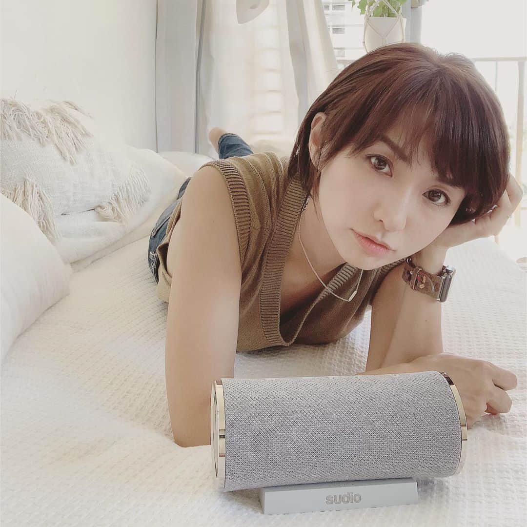 間瀬ゆきのインスタグラム：「ALOHA Saturday💙  ビーチも公園もクローズだから おうちでのんびり音楽聴いて ゴロゴロするのが最高だね🥰  @sudio のスピーカー本当音がいいし 見た目もかわいいしお気に入り😍  やっぱりスピーカーがあると おうち時間も楽しくなる✨  本当なら、ビーチに持っていって 海を眺めながら音楽聴くのが1番最高だけどね🥺 . . @sudio さんが、私のフォロワーさん向けに 全商品15%オフで買えるクーポンコードを 発行してくれました❤  クーポンコード「mase」 ぜひ使ってください🉐 12,665円で買えちゃうよ🙌  Thank you @sudio ❤  #sudio #sudiomoments #Femtio #スピーカー #bluetoothスピーカー  #speaker #bluetoothspeaker #music #totebag #PR  #hawaii #hawaiilife #luckywelivehawaii #maseyukihawaii #ハワイ #ハワイ旅行」