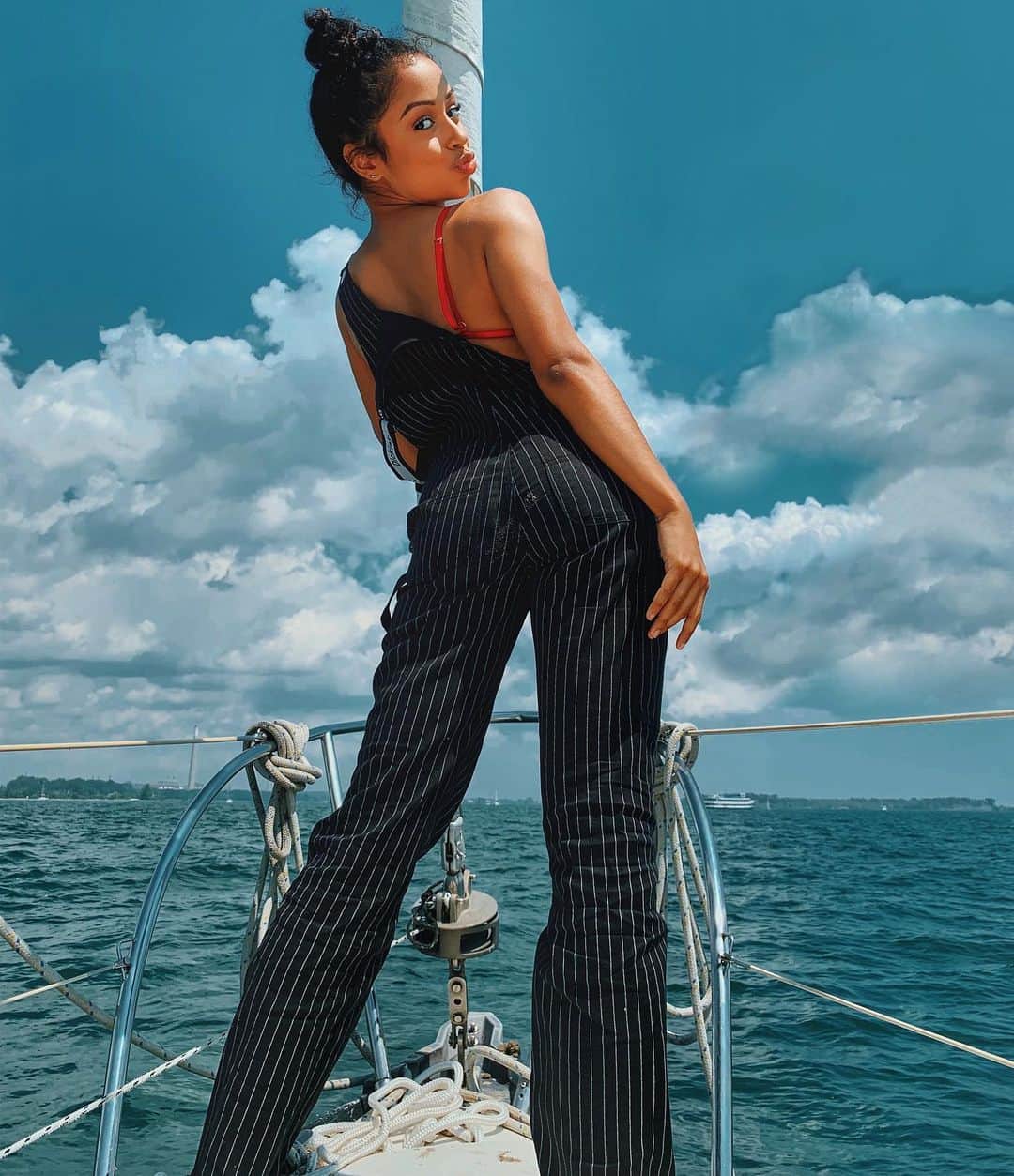 リザ・コッシーのインスタグラム：「reminiscing about the last time i touched a butt with my girls」