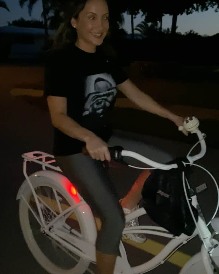 Claudia Leitteのインスタグラム：「Depois da festinha de Rafa, fomos andar de bike. A menina dormiu no meio do caminho! 😂」