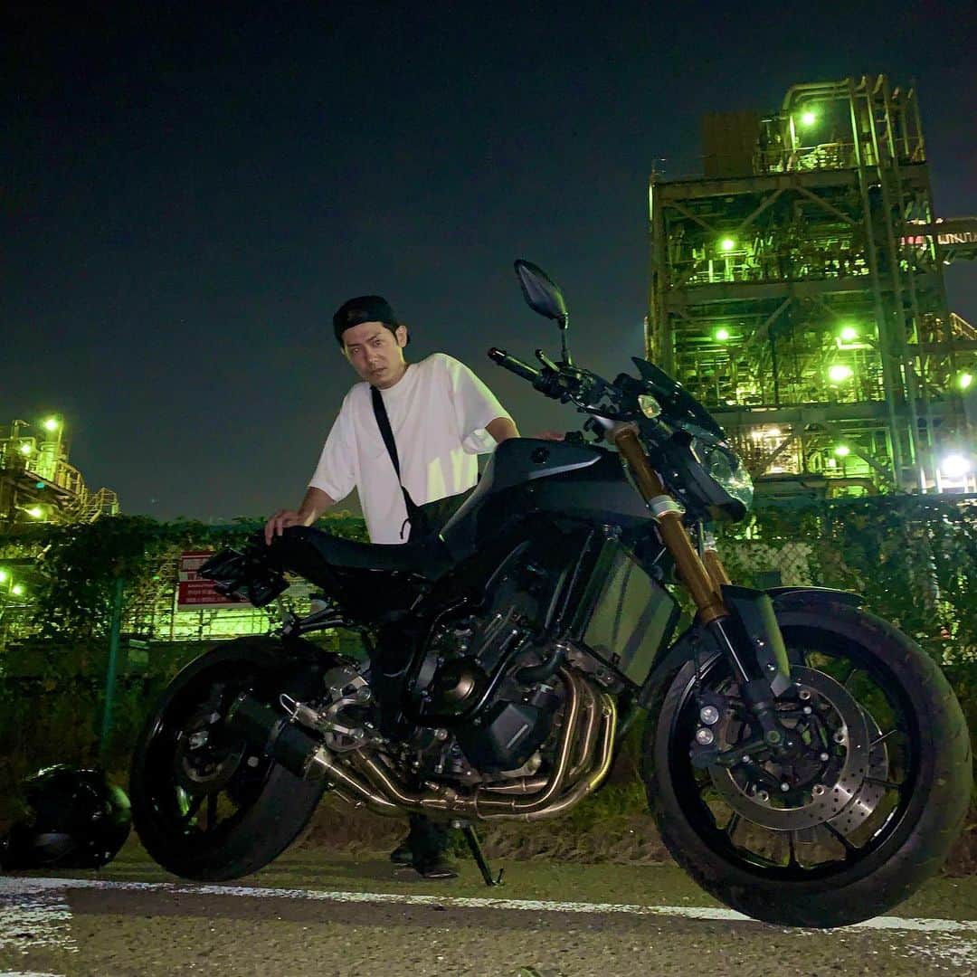 森公平さんのインスタグラム写真 - (森公平Instagram)「工場夜景でめちゃくちゃカッコつけてきた。工場って凄いんやで。これ1人で撮ったんやで。 私のMT-09めちゃかっこいい。  #工場夜景 #mt09 #バイク #バイクが好きだ #motorcycle #moto #yamaha #自撮り #一緒に行ける人募集中 #」8月16日 11時18分 - mori_koheidesu