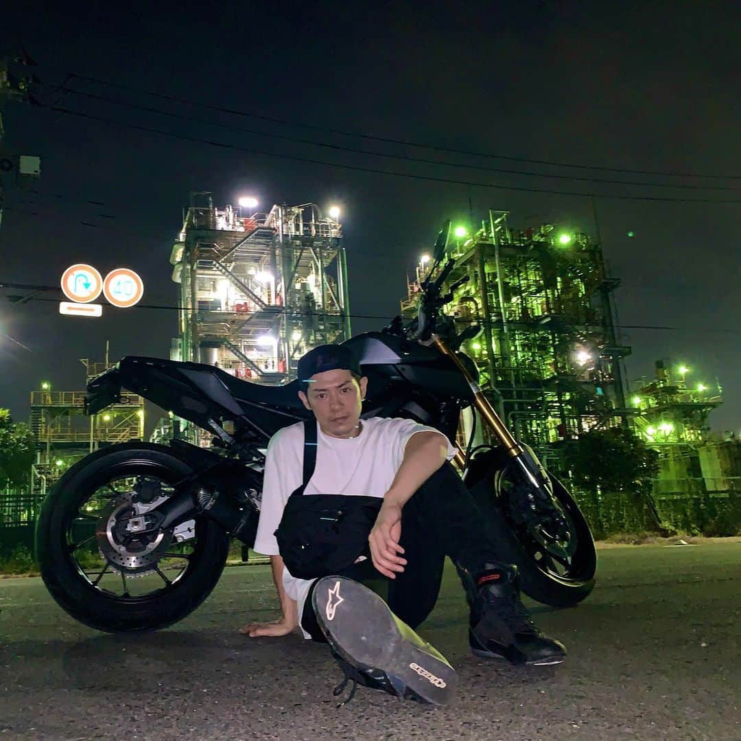 森公平さんのインスタグラム写真 - (森公平Instagram)「工場夜景でめちゃくちゃカッコつけてきた。工場って凄いんやで。これ1人で撮ったんやで。 私のMT-09めちゃかっこいい。  #工場夜景 #mt09 #バイク #バイクが好きだ #motorcycle #moto #yamaha #自撮り #一緒に行ける人募集中 #」8月16日 11時18分 - mori_koheidesu
