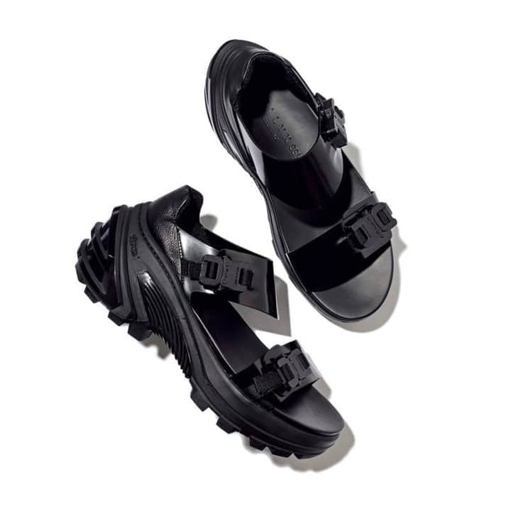 UOMOさんのインスタグラム写真 - (UOMOInstagram)「【ルックスと履き心地を両立。この夏大人が履くべきスニーカー、サンダル、革靴10選】  足元を新調すれば、自然と気分も上がるというもの。まず手に入れるべきは、実はこれかも!?  #uomo #uomo_magazine #webuomo #スニーカー #サンダル #革靴 #triop #aurorashoes #birkenstock #1017alyx9sm #nike #leyuccas #bloomandbranch #leyuccasforbloomandbranch #veja #singhandson #henderscheme #paraboot #arpenteur #parabootforarpenteur #fashion #mensfashion #mensstyle #87004」8月16日 11時20分 - uomo_magazine