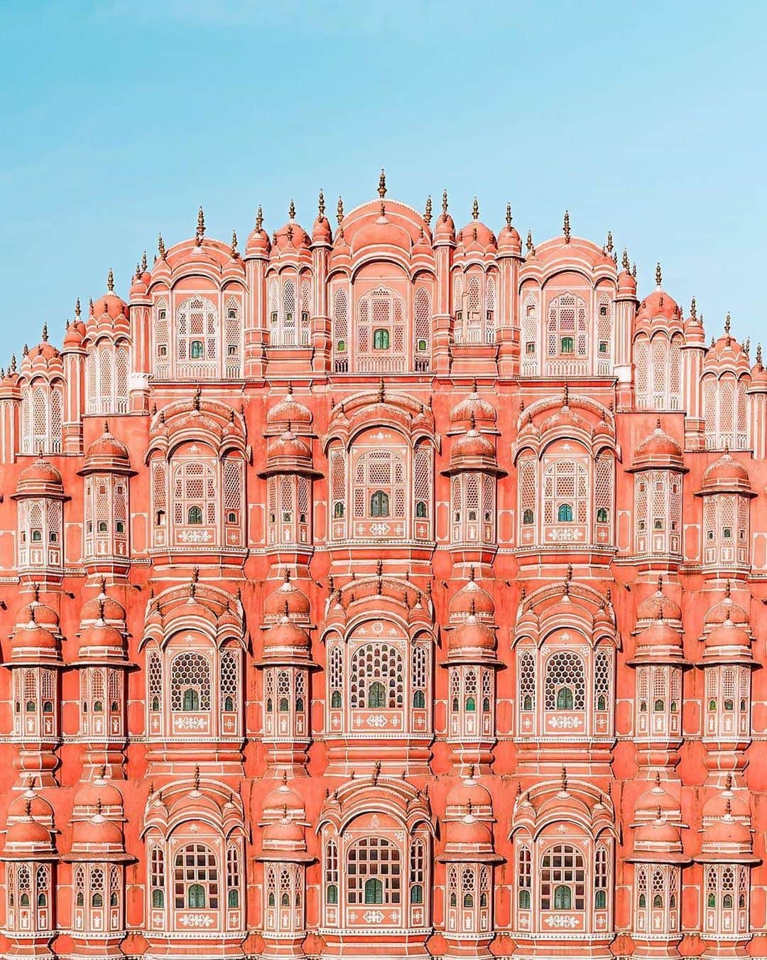 BEAUTIFUL DESTINATIONSさんのインスタグラム写真 - (BEAUTIFUL DESTINATIONSInstagram)「Located in the heart of the beautiful Pink City of Jaipur is the breathtaking Hawa Mahal. 🕌 It was built in year 1799 for the royal women to enjoy the events and festivals in the street while remaining out of the view of public. Today, Hawa Mahal, also called "Palace of the Winds," is one of the most prominent landmarks of the city that is renowned for its rich cultural and architectural history.🇮🇳   Isn't it absolutely beautiful? What a stunning example of local artistry!   📸 @humminglion  📍Jaipur, Rajasthan, India」8月16日 11時25分 - beautifuldestinations