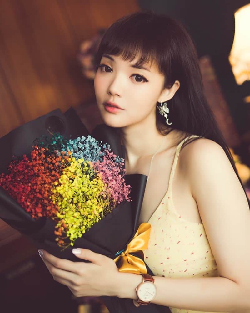 YingTzeさんのインスタグラム写真 - (YingTzeInstagram)「New Profile Photo 💐✨ _ Flowers from @_scarletwings during my birthday ~ thanks for arranging these for me from Indonesia ❤️🥰 _ 📸 @kenn_tee  Studio @studio14ss  #blessed #girlwithlonghair #casualstyle #dresses」8月16日 11時23分 - yingtze
