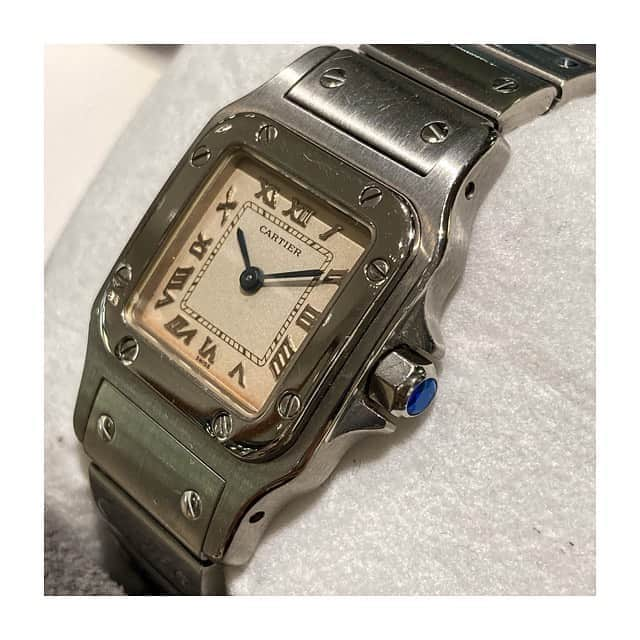 HIROBさんのインスタグラム写真 - (HIROBInstagram)「-HIROB丸の内-﻿ ﻿ Vintage Cartier Santos﻿ ご紹介致します！﻿ ﻿ 1枚目〜3枚目﻿ SS・quartz・非防水﻿ ¥240,000+tax﻿ ﻿ 4枚目〜6枚目﻿ 18kyg・手巻・非防水﻿ ¥440,000+tax﻿ ﻿ 8/18まで10%OFFも開催しております。﻿ 一部除外有﻿ ベイクルーズポイントカード付与率2倍の﻿ ダブルポイントキャンペーンも同時開催しております！﻿ ﻿ 通信販売も対応しており、お電話でのご相談も受け付けています。﻿ 当面の間、送料は無料となりますので、ご来店が難しい方でもお気軽にお問い合わせ下さい。﻿ ﻿ ﻿ …お問い合わせ…﻿ 03-5224-8666﻿ ﻿ #hirob﻿ #hirobmarunouchi﻿ #baycrews﻿ #vintage﻿ #cartier﻿ #santos﻿ ﻿ #morellato﻿ #cassis﻿ ﻿ #モレラート﻿ #カシス﻿ ﻿ #ヒロブ﻿ #ヒロブ丸の内﻿ #ベイクルーズ﻿ #カルティエ﻿ #サントス﻿ #ヴィンテージ﻿ #自分へのご褒美﻿ #東京駅﻿」8月16日 11時33分 - hirob.jp