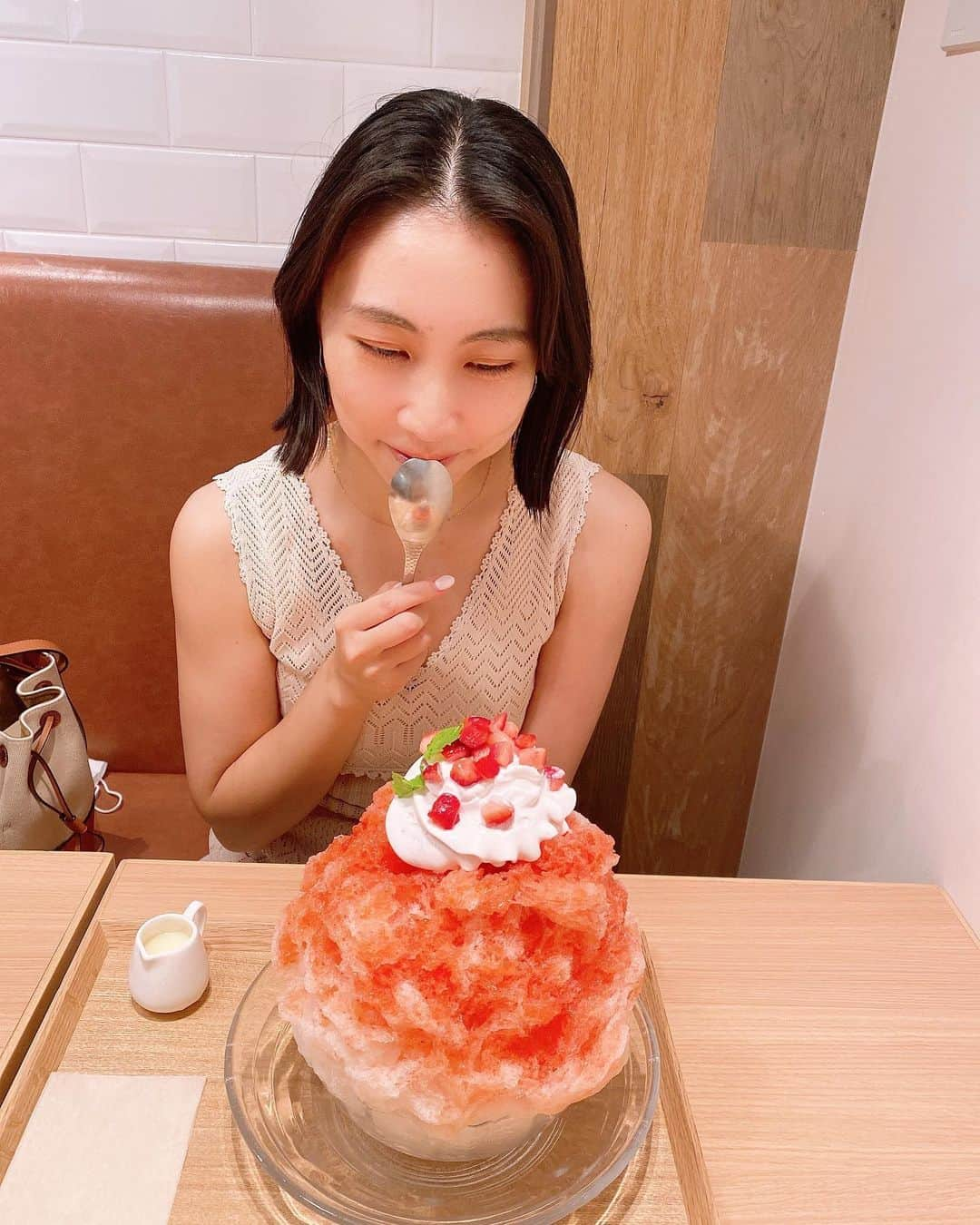 近野莉菜さんのインスタグラム写真 - (近野莉菜Instagram)「お友達とかき氷を食べに行ったよ〜☺️🍧 想像以上に大きかった！ そして、苺練乳が最高だった🍧 まだまだ行きたいかき氷のお店が沢山あるので、またポストするね🤍  今日で夏休み終わりだ〜🎐 明日からスイッチ切り替えて頑張ろう🙋🏻‍♀️🙋🏻‍♀️🔌」8月16日 11時27分 - chikano.rina