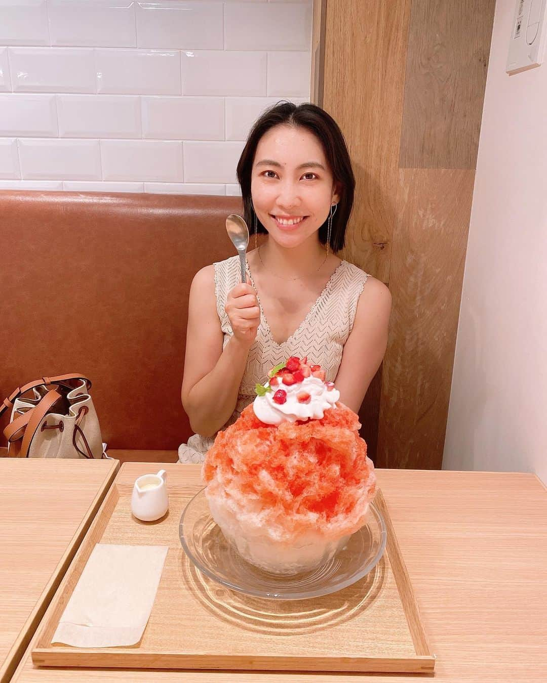 近野莉菜さんのインスタグラム写真 - (近野莉菜Instagram)「お友達とかき氷を食べに行ったよ〜☺️🍧 想像以上に大きかった！ そして、苺練乳が最高だった🍧 まだまだ行きたいかき氷のお店が沢山あるので、またポストするね🤍  今日で夏休み終わりだ〜🎐 明日からスイッチ切り替えて頑張ろう🙋🏻‍♀️🙋🏻‍♀️🔌」8月16日 11時27分 - chikano.rina