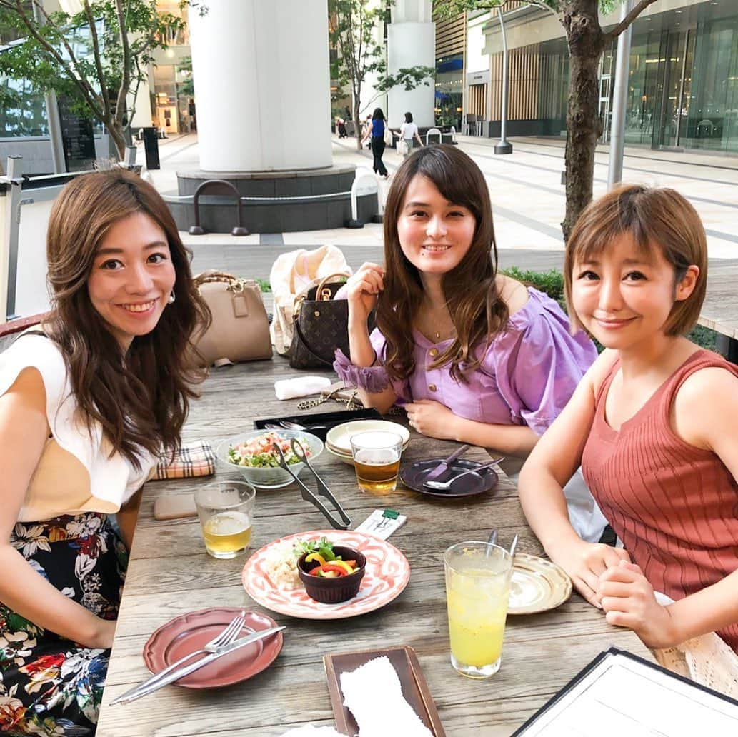 奥山夏織さんのインスタグラム写真 - (奥山夏織Instagram)「換気がいいテラスで久しぶりに3人でご飯💓終始汗だくになりながらだったからこの時期のテラスご飯は辛い😂笑ご飯なのかダイエットなのか分からないくらい苦行でした笑 ・ でもお盆なのにこんな状況で本当に外に出てなかったから久しぶりのリフレッシュになりました✨また10月楽しみにしてるねぇ💓 ・・・ #riograndegrill六本木 #テラスご飯 #テラス #六本木テラスご飯 #六本木 #閑散とする六本木 #お盆」8月16日 11時27分 - okuyama_kaori