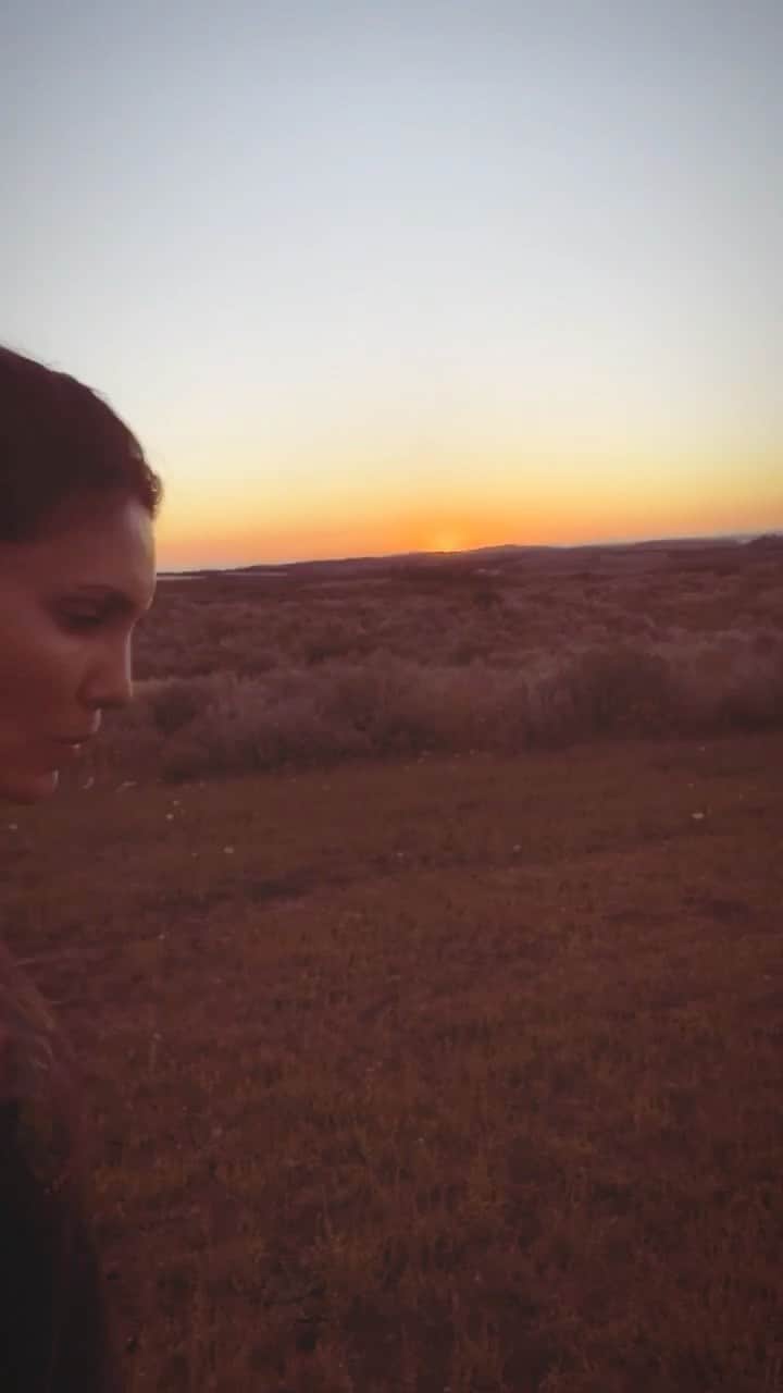 ダニエラ・ルーアのインスタグラム：「Totally obsessed with @willowrobinson ‘s new song #sunrise 🌅  . Totalmente obcecada com a nova música de #willowrobinson  #sunrise」