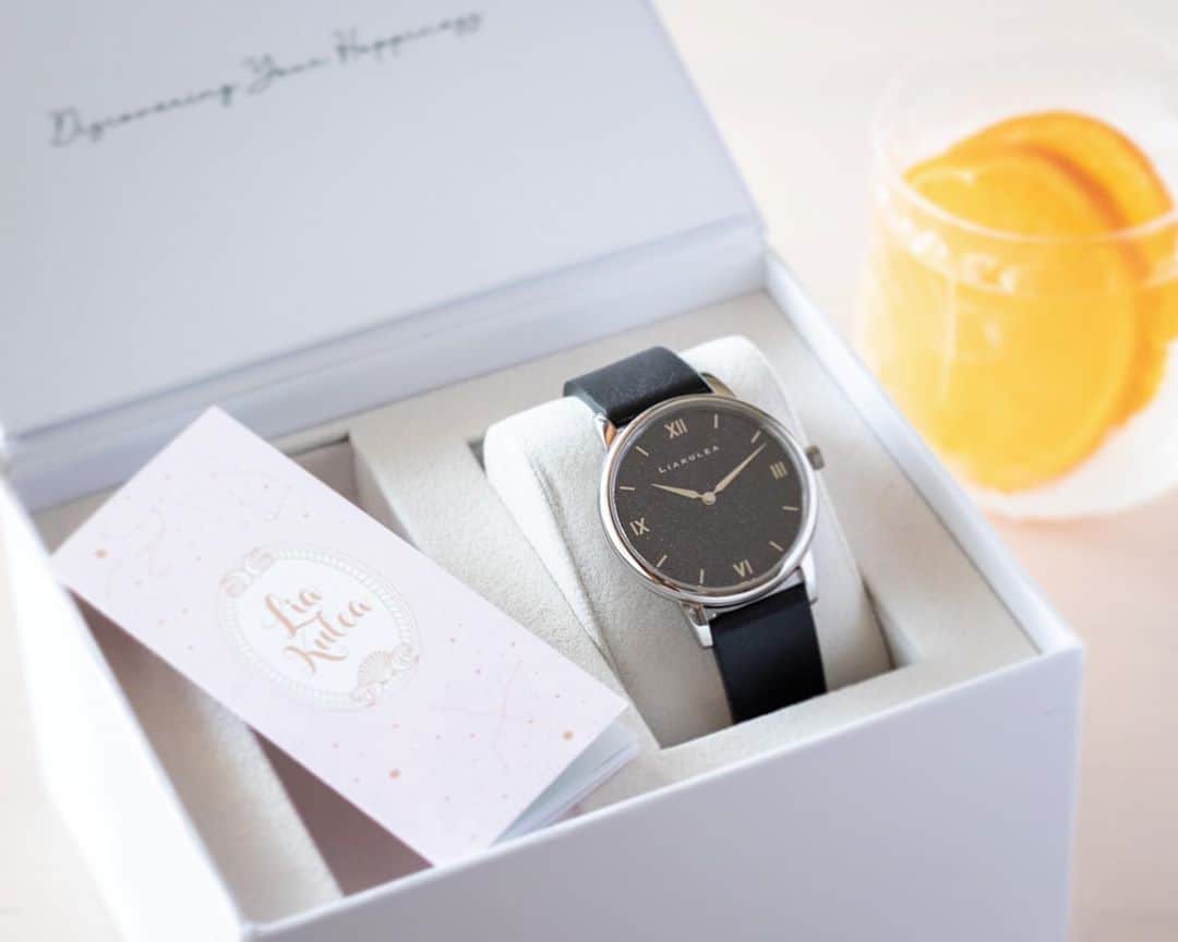 haru.さんのインスタグラム写真 - (haru.Instagram)「. こんにちは♩ . ハワイ発の時計ブランド #LIAKULEA （リアクレア）@liakulea_japan から、 8月7日、新作『Makana（マカナ）』が発売されました！ . 「マカナ」はハワイ語で『贈り物』の意味。 「幸せな時間をお届けしたい」という デザイナーからの願いから作られているそうです。 . マカナのハワイの星空をイメージした文字盤は、 天然石をちりばめていて、とっても綺麗✨ . 女性、男性どちらでも使える 32mmと38mmの2サイズあり、 今回は、旦那さんに38mmのサイズをプレゼントしました。 . ベルトのカラーも豊富な種類から選べますよ😊 気になった方はぜひ  #LIAKULEA （リアクレア）@liakulea_japan アカウントやサイトを覗いてみてくださいね！ . . 今回、クーポンコードを発行していただいています。 「colorha」の使用で10％OFFになりますよ！ （本日より1年間有効） よかったら使ってくださいね〜😆 . . . #liakulea #リアクレア #腕時計 #ハワイ #夏 #星空 #夜空 #ペアウォッチ @liakulea_japan」8月16日 11時30分 - colorful.haru_tk19