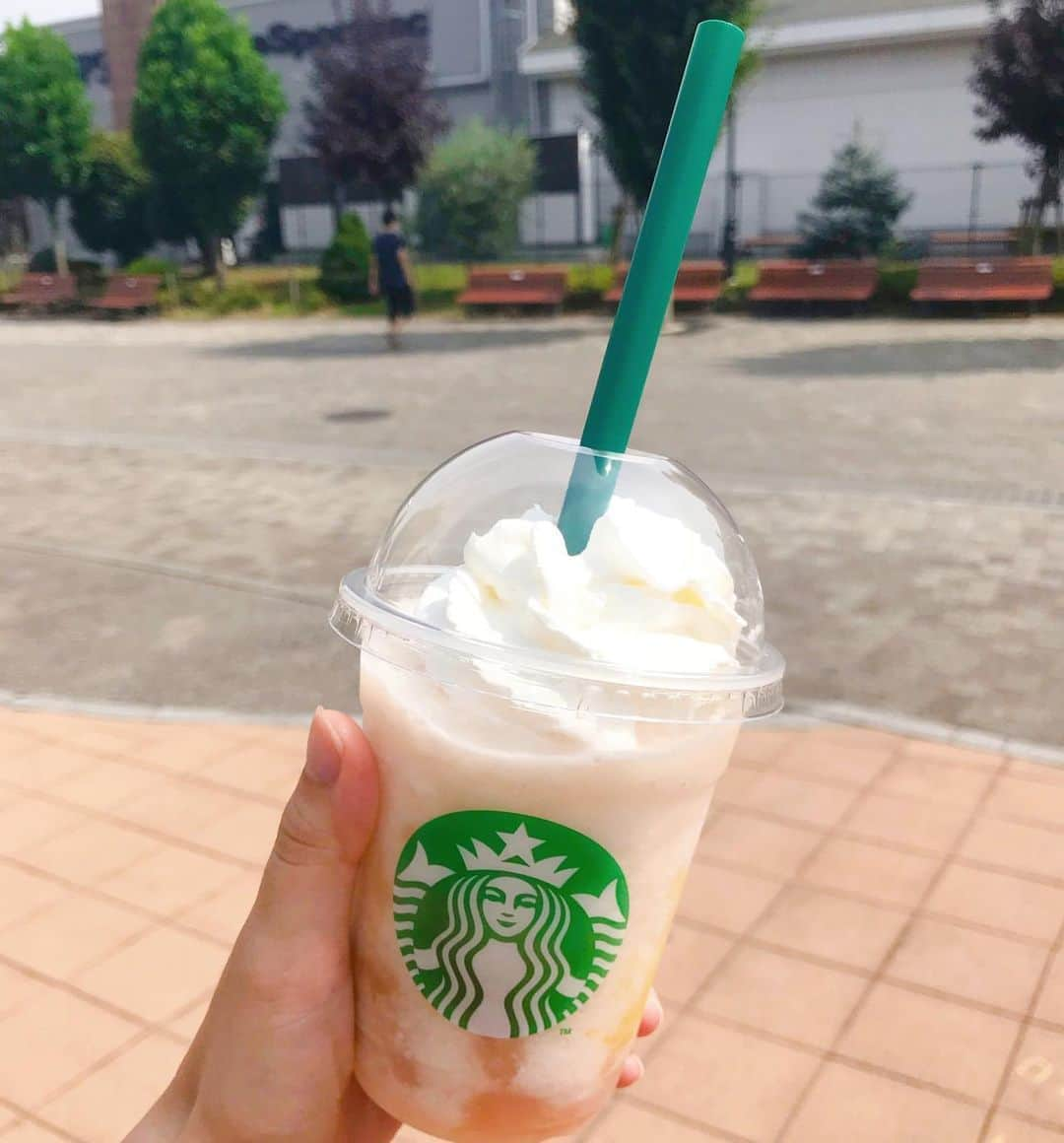 逢月あかりさんのインスタグラム写真 - (逢月あかりInstagram)「桃のフラペチーノ🍑やっと飲めたー🍀  ちょっと外にいるだけで暑い😥 最近ミントリープスプレーが手放せない🌿  #スタバ#スタバ新作  #フラペチーノ #ジューシーピーチフラペチーノ  #桃 #cafe#残暑お見舞い申し上げます  #夏」8月16日 11時31分 - akari.ouzuki