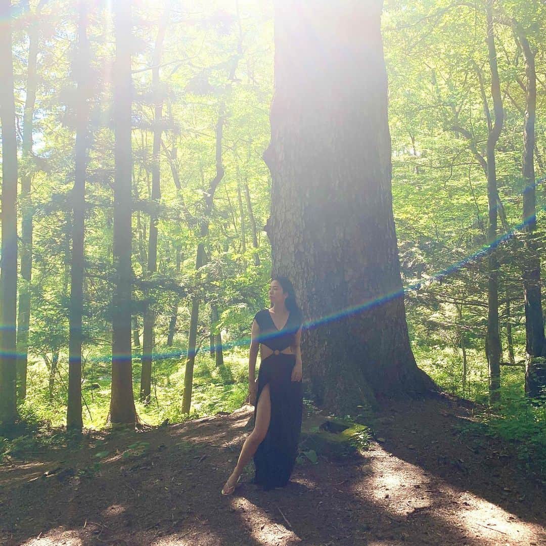 のインスタグラム：「いつもの森にて🌳 最近は暑過ぎるので 川沿いや山の上で過ごしています。⛰✨  何も考えずに ただ自然を感じる ピュアな自分に立ち戻る、大切な時間✨  流れ星も３つみれた！🌠  ビーチドレスは @calzedonia  私でもMサイズで大きいくらい長い！ありがたやー🙏💖  #森 #自然 #naturelovers」