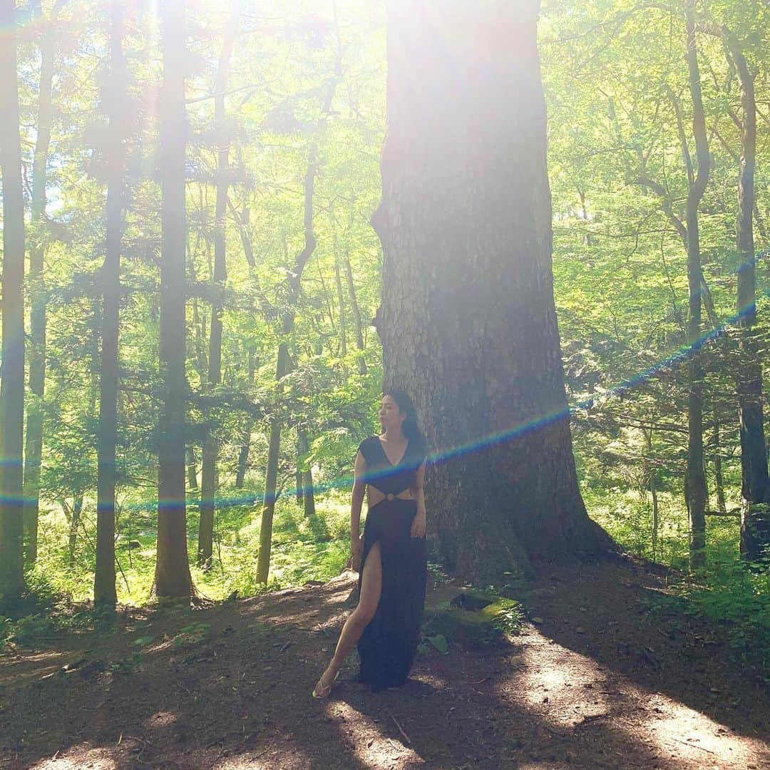 黒木桃子のインスタグラム：「いつもの森にて🌳 最近は暑過ぎるので 川沿いや山の上で過ごしています。⛰✨  何も考えずに ただ自然を感じる ピュアな自分に立ち戻る、大切な時間✨  流れ星も３つみれた！🌠  ビーチドレスは @calzedonia  私でもMサイズで大きいくらい長い！ありがたやー🙏💖  #森 #自然 #naturelovers」