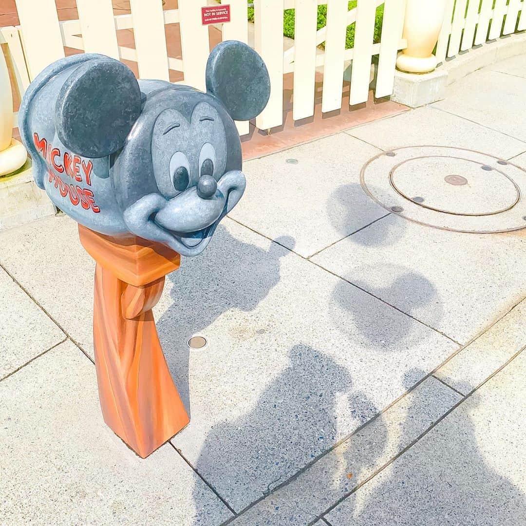Kanaのインスタグラム：「ㅤㅤ ㅤㅤ ディズニーは影さえも幸せ🐭🎈☀️ ㅤ ㅤ ㅤ ㅤㅤㅤㅤ 人が少ないからこその写真が たくさん撮れて楽しい📸💭❤️ ㅤ  ㅤㅤ ㅤㅤ ㅤ ㅤ ㅤ ㅤ #aya_kana ㅤㅤㅤ #kana_disney ㅤ ㅤ ㅤㅤ #東京ディズニーリゾート #東京ディズニーランド #ディズニーランド #トゥーンタウン #ミッキーマウス #ミッキー #ミートミッキー #ミッキーの家 #ミッキーバルーン #影 #tokyodisneyresort #tdr #tokyodisneyland #tdl #toontown #disneyland #disneylandresort #mickeymouse #meetmickey #mickeyshouse #mickeyballoon」