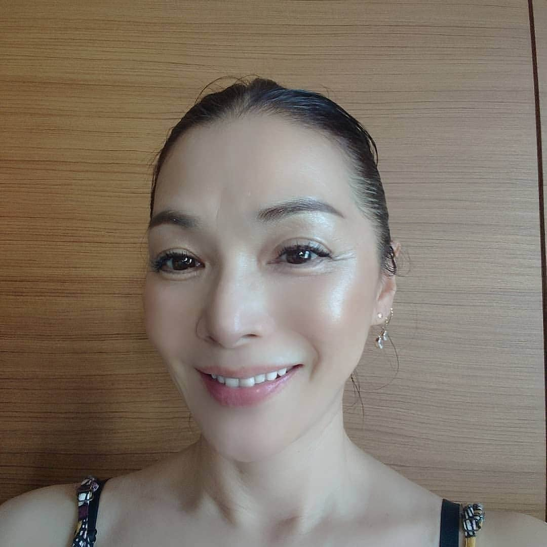 渡辺めぐみさんのインスタグラム写真 - (渡辺めぐみInstagram)「今回のネイルは、お気に入りのベージュ斜めフレンチに、ビタミンカラーのイエローの、斜めフレンチにスタッを付けて、デザインしました😍❤️😍  夏には、ビタミンカラーで、元気になります😃⤴️⤴️⤴️😊  #ネイルデザイン #ネイル#ネイルサロン東京 #フレンチネイルデザイン #ビタミンカラー #指先おしゃれ#中目黒ネイルサロン #中目黒 #instagrammer #instagramjapan #instagram #instagramlike #instagramgood  @bbnailbeebody」8月16日 11時39分 - meguheart