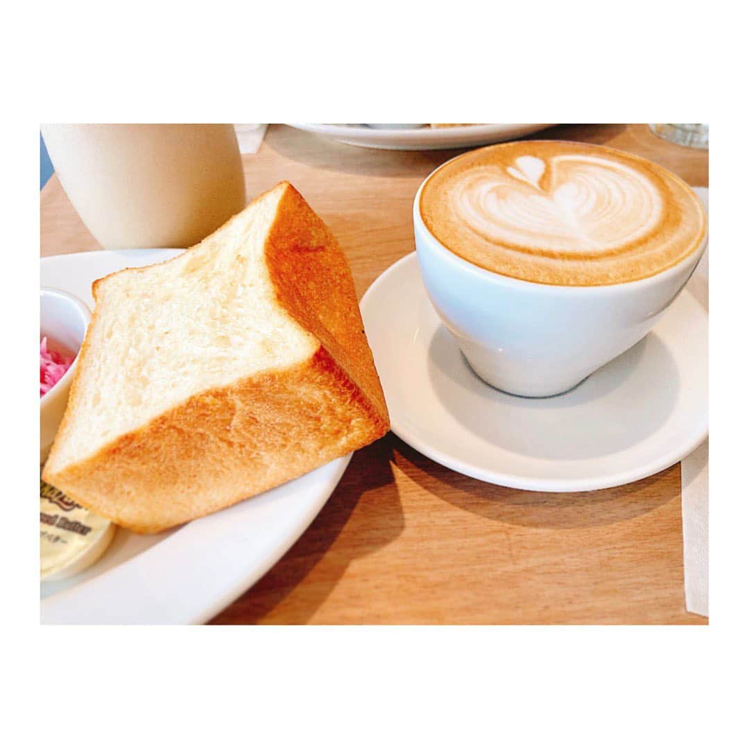 宮本笑里さんのインスタグラム写真 - (宮本笑里Instagram)「#パンとエスプレッソと  相変わらずの大人気店。  アイスカプチーノはポコポコ空気が弾けて可愛い。  新・いちごみるく🍓げっと。 #ムー #フレンチトースト #cafe #パンエス #表参道 #tokyo #cappuccino #bread」8月16日 11時39分 - emirimiyamoto