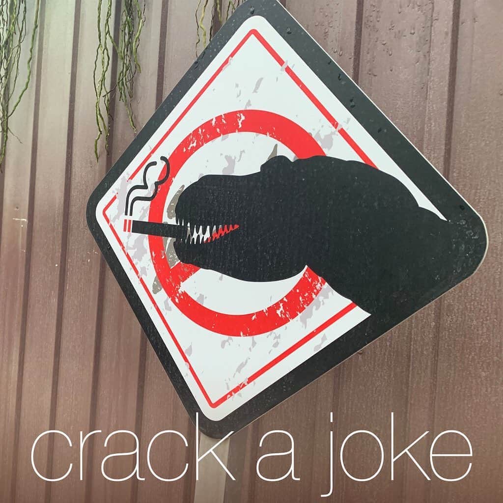 アメリカ大使館さんのインスタグラム写真 - (アメリカ大使館Instagram)「8月16日はジョークの日🗓ってご存知でしたか⁉️ というわけで今日はジョークに関するイディオムをご紹介します🤓 “crack”とは「砕ける」という意味の単語ですが、“crack a joke”で「冗談を言う」と言う意味になります。 使い方はこんな感じ…🗣 “Henry always cracks jokes to lighten the atmosphere of the room.” 「ヘンリーは、いつもジョークを飛ばして場の雰囲気を盛り上げてくれるんだ😆」 . #usa #america #studyabroad #livinginamerica #idioms #phrases #crackajoke #jokeday #crack #joke #sign #studyenglish #アメリカ #アメリカ生活 #留学 #英会話 #イディオム #フレーズ #看板 #標識 #ジョーク #冗談 #日常会話 #夏休み #いっぱい笑おう #笑顔」8月16日 11時46分 - usembassytokyo