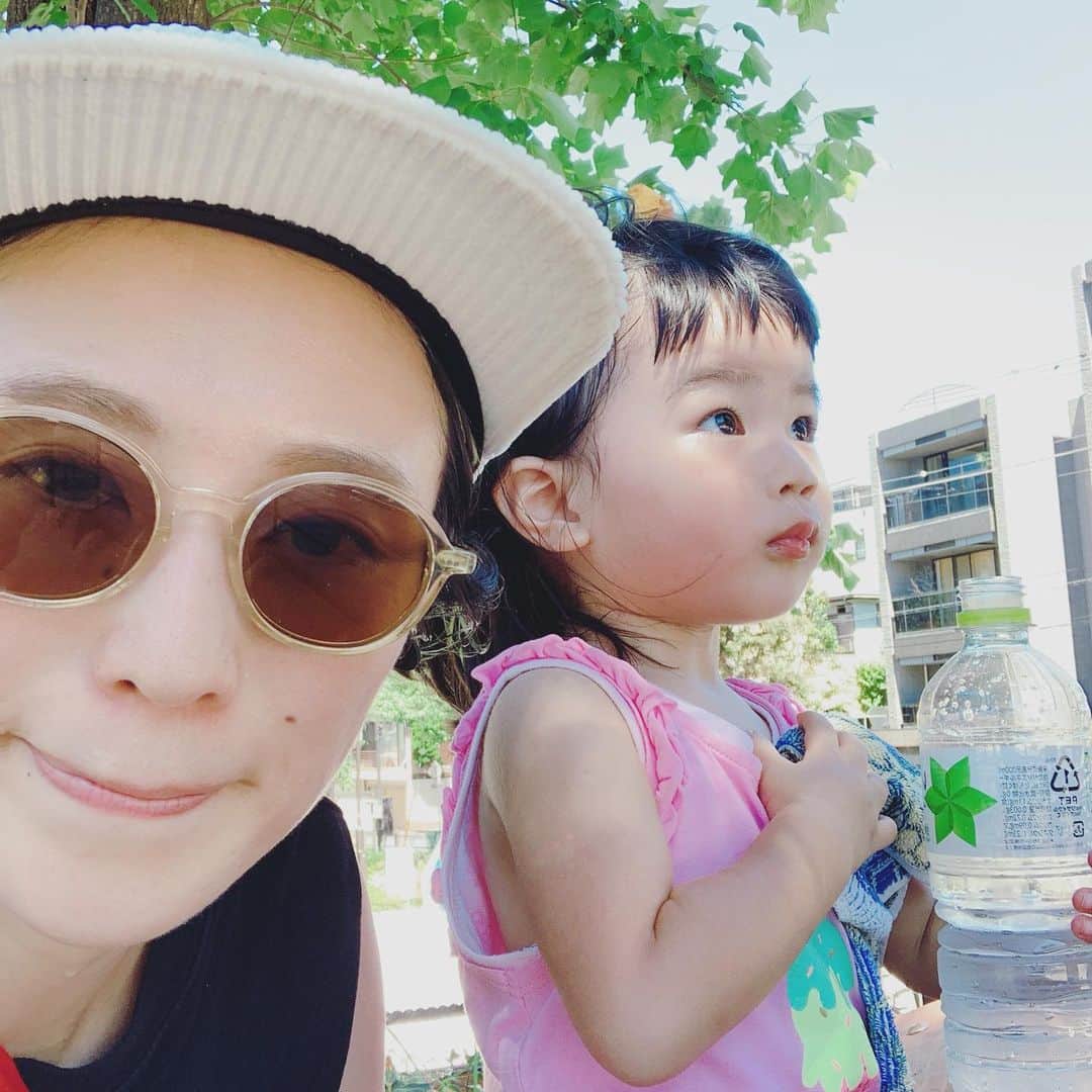 小松美緒のインスタグラム：「一緒に撮りたいのに、、、、、　  難しい。　  母と娘の温度差  🤦‍♀️。。。」