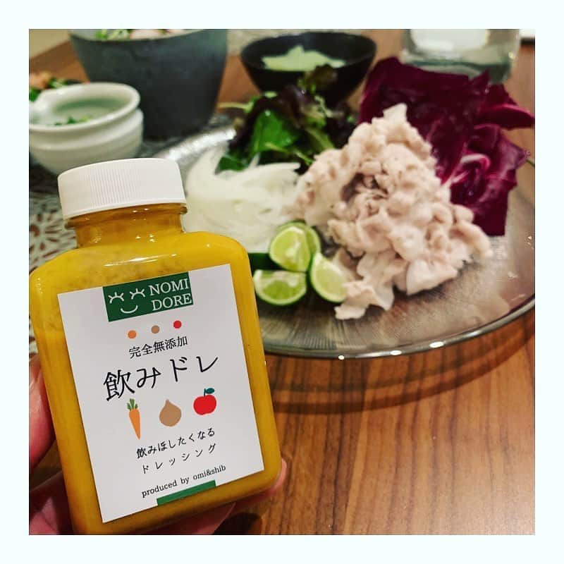 市橋有里のインスタグラム：「ほんとに飲める【飲みドレ】 大好きな徳島のフォロのドレッシングよりも更に軽い感じで、 とにかく冷しゃぶによく合います♪リンゴジュースやオレンジジュースとかも入っているから、お子さんにも🙆‍♀️すだちもふんだんに使っちゃいました。 ・ #夏ごはん #飲みドレ #飲み干したくなるドレッシング #冷しゃぶ #すだち #手作り餃子 #小料理屋あり」