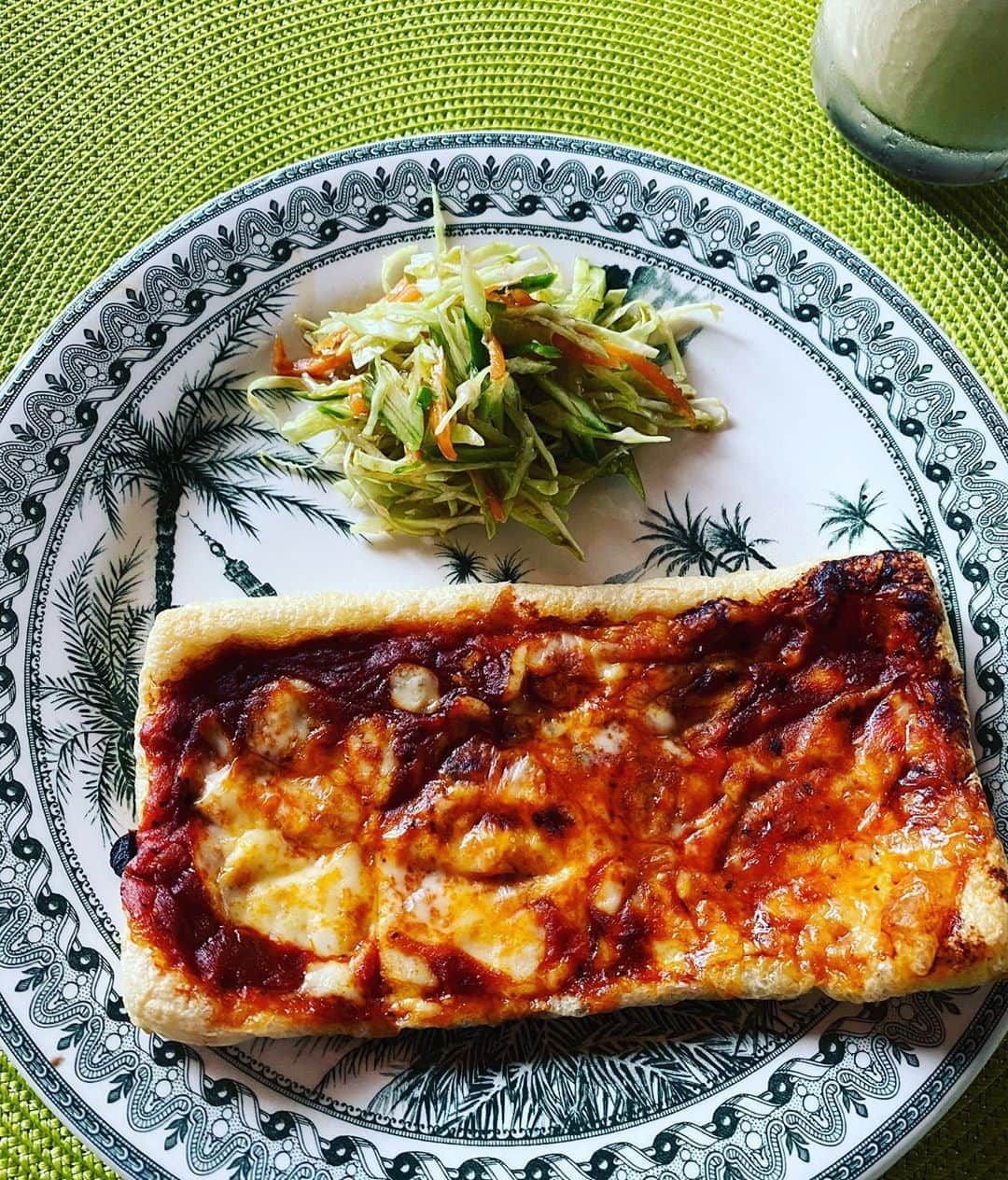 田中杏子さんのインスタグラム写真 - (田中杏子Instagram)「#本日の朝食 . 一見ピザトースト🍕に見えますが、 油揚げにピザ用トマトソース&チーズを乗せて、トースターで焼きました。 . ヘルシーで美味しくてオススメ💕💕  #akotanaka #油揚げメニュー #ピザ油揚げ」8月16日 12時00分 - akoakotanaka