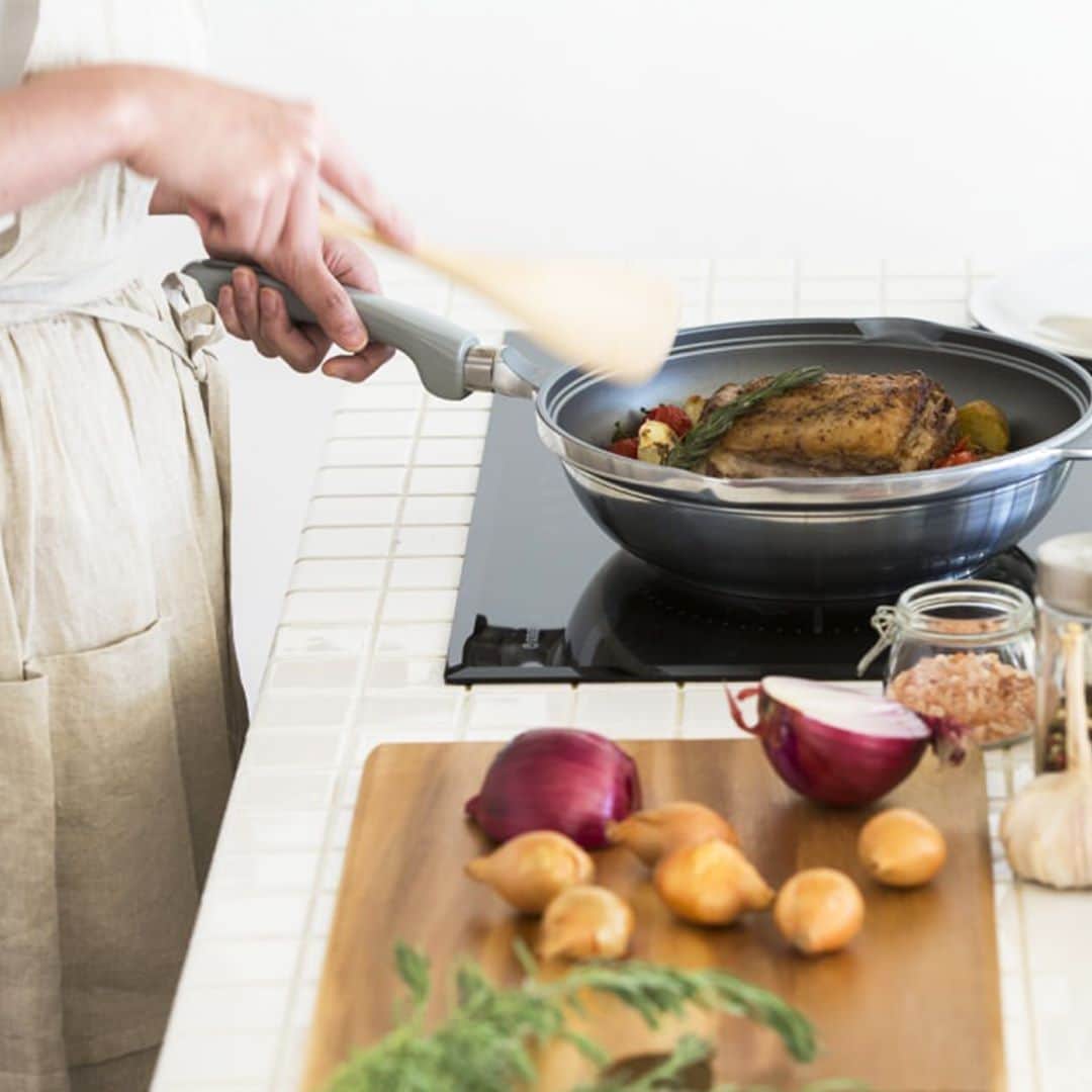 Otto Japan(オットージャパン) さんのインスタグラム写真 - (Otto Japan(オットージャパン) Instagram)「無水鍋が使いやすく進化。片手で使える鍋とフライパン型鍋  - - - - - - - - - - - - - - - - 素材の栄養をそのままに調理することができる 無水鍋の「KING（キング）シリーズ」をベースに、 現代のライフスタイルにマッチする新しいシリーズの HAL（ハル）シリーズが発売されました♪  美味しさと時短の両方を叶えてくれる 使いやすいフライパンタイプも誕生したんです！  なんとこれ1つで8つの調理法が可能！ マルチに活躍する無水鍋なんです♪  「煮る」「焼く」「茹でる」「揚げる」「蒸す」「炒める」に加え、 無水でご飯を「炊く」ことや、パンケーキやスイーツを ふんわり焼き上げる「天火調理」まで任せられちゃいます！  HALのおいしさの秘密はアルミニウムです！ アルミニウムは熱伝導が早く、 ステンレスの14倍も火の通りが早いんです！  だから炒め物はシャキシャキ、 焼き料理にはこんがり美味しそうな焼き色が♪  料理を作ると片付けが大変ですが、 フッ素樹脂加工がしてあるので スルっと汚れが落ちて楽ちんですよ♪ - - - - - - - - - - - - - - - -  ◆もっと商品について知りたい方は写真をタップ！  ================= マイモットーの商品が気になった方は「#私のマイモットー」で教えてください。 素敵な投稿は @my.motto.jp で紹介させていただきます。 =================  #HAL #kitchen #キッチン #台所 #キッチン雑貨 # #KING無水鍋 #無水鍋 #アルミ鍋 #フッ素加工 #オーブン料理 #ごはん #朝ごはん #ランチ #ディナー #お鍋 #暮らしを楽しむ #日々の暮らしを楽しむ #丁寧なくらし #暮らしの道具 #シンプルライフ #マイモットー #mymotto」8月16日 12時00分 - my.motto.jp