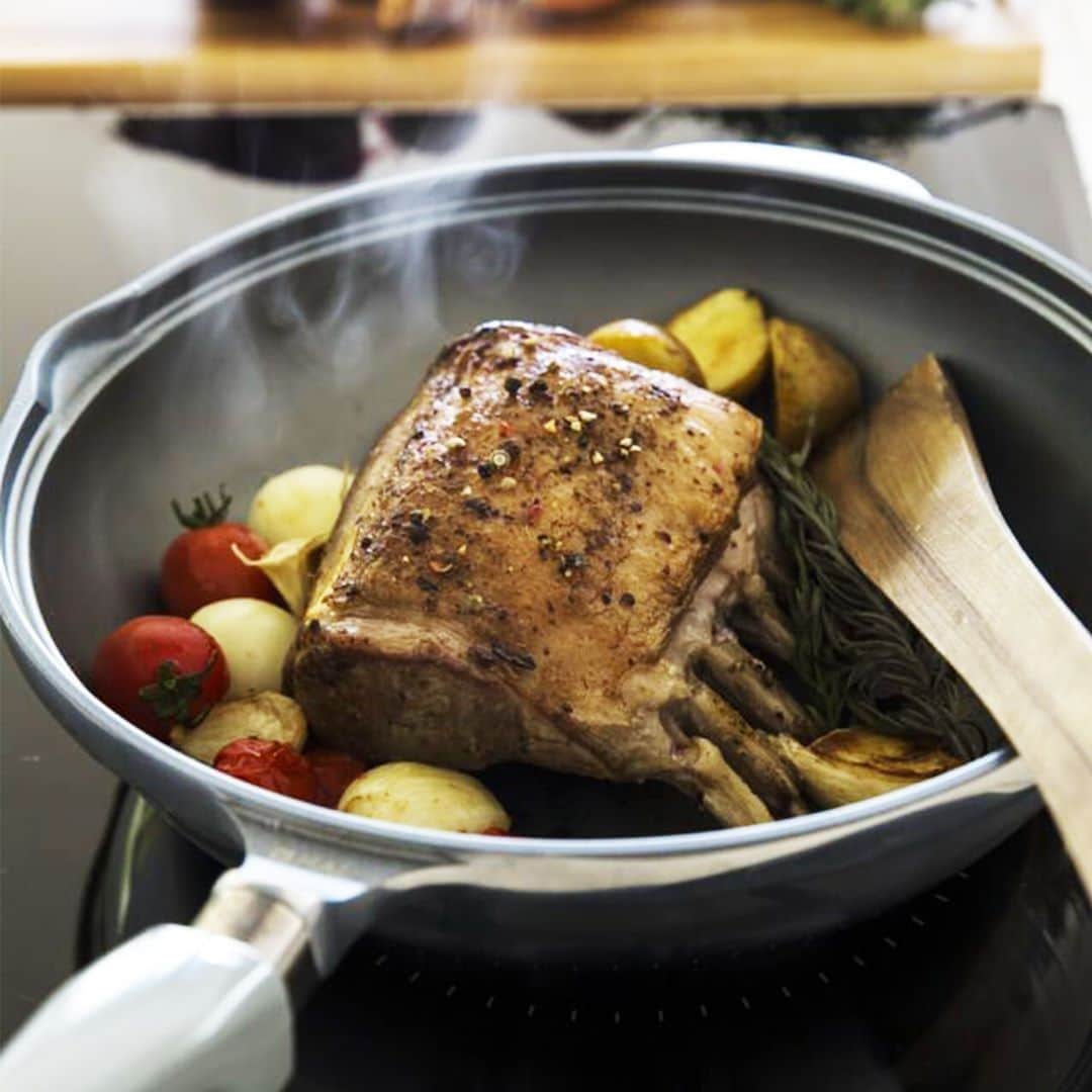 Otto Japan(オットージャパン) さんのインスタグラム写真 - (Otto Japan(オットージャパン) Instagram)「無水鍋が使いやすく進化。片手で使える鍋とフライパン型鍋  - - - - - - - - - - - - - - - - 素材の栄養をそのままに調理することができる 無水鍋の「KING（キング）シリーズ」をベースに、 現代のライフスタイルにマッチする新しいシリーズの HAL（ハル）シリーズが発売されました♪  美味しさと時短の両方を叶えてくれる 使いやすいフライパンタイプも誕生したんです！  なんとこれ1つで8つの調理法が可能！ マルチに活躍する無水鍋なんです♪  「煮る」「焼く」「茹でる」「揚げる」「蒸す」「炒める」に加え、 無水でご飯を「炊く」ことや、パンケーキやスイーツを ふんわり焼き上げる「天火調理」まで任せられちゃいます！  HALのおいしさの秘密はアルミニウムです！ アルミニウムは熱伝導が早く、 ステンレスの14倍も火の通りが早いんです！  だから炒め物はシャキシャキ、 焼き料理にはこんがり美味しそうな焼き色が♪  料理を作ると片付けが大変ですが、 フッ素樹脂加工がしてあるので スルっと汚れが落ちて楽ちんですよ♪ - - - - - - - - - - - - - - - -  ◆もっと商品について知りたい方は写真をタップ！  ================= マイモットーの商品が気になった方は「#私のマイモットー」で教えてください。 素敵な投稿は @my.motto.jp で紹介させていただきます。 =================  #HAL #kitchen #キッチン #台所 #キッチン雑貨 # #KING無水鍋 #無水鍋 #アルミ鍋 #フッ素加工 #オーブン料理 #ごはん #朝ごはん #ランチ #ディナー #お鍋 #暮らしを楽しむ #日々の暮らしを楽しむ #丁寧なくらし #暮らしの道具 #シンプルライフ #マイモットー #mymotto」8月16日 12時00分 - my.motto.jp