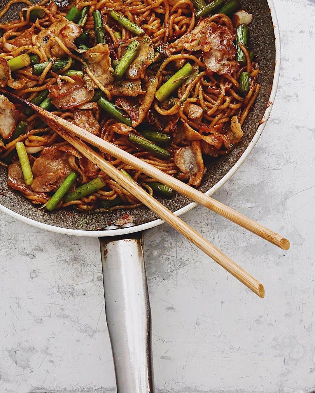 樋口正樹さんのインスタグラム写真 - (樋口正樹Instagram)「Yakisoba . お昼に焼きそば。 具材は豚バラと ニンニクの芽で、 太麺をソースで。 . . #焼きそば #やきそば #ヤキソバ #ソース焼きそば #ニンニクの芽 #マルちゃん焼きそば #yakisoba」8月16日 11時54分 - higuccini