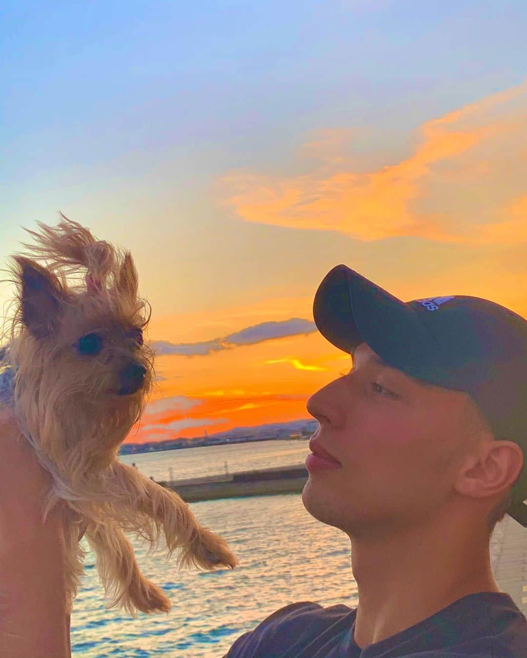 當間ローズのインスタグラム：「僕のキューティーハニーちゃんとお散歩🍯 Love of my life🌹  今日ラジオの生放送あるよ！ 聞いてね🌹🕺  #當間ローズ  #ラテン  #ハーフ  #モデル #バチェロレッテ　#愛と筋肉のハイブリット #toumarose #singer #Artist #Model #Tokyo  #Brazilian #brasil  #italian #fashion #fitness #muscle #body #workout #sexy」
