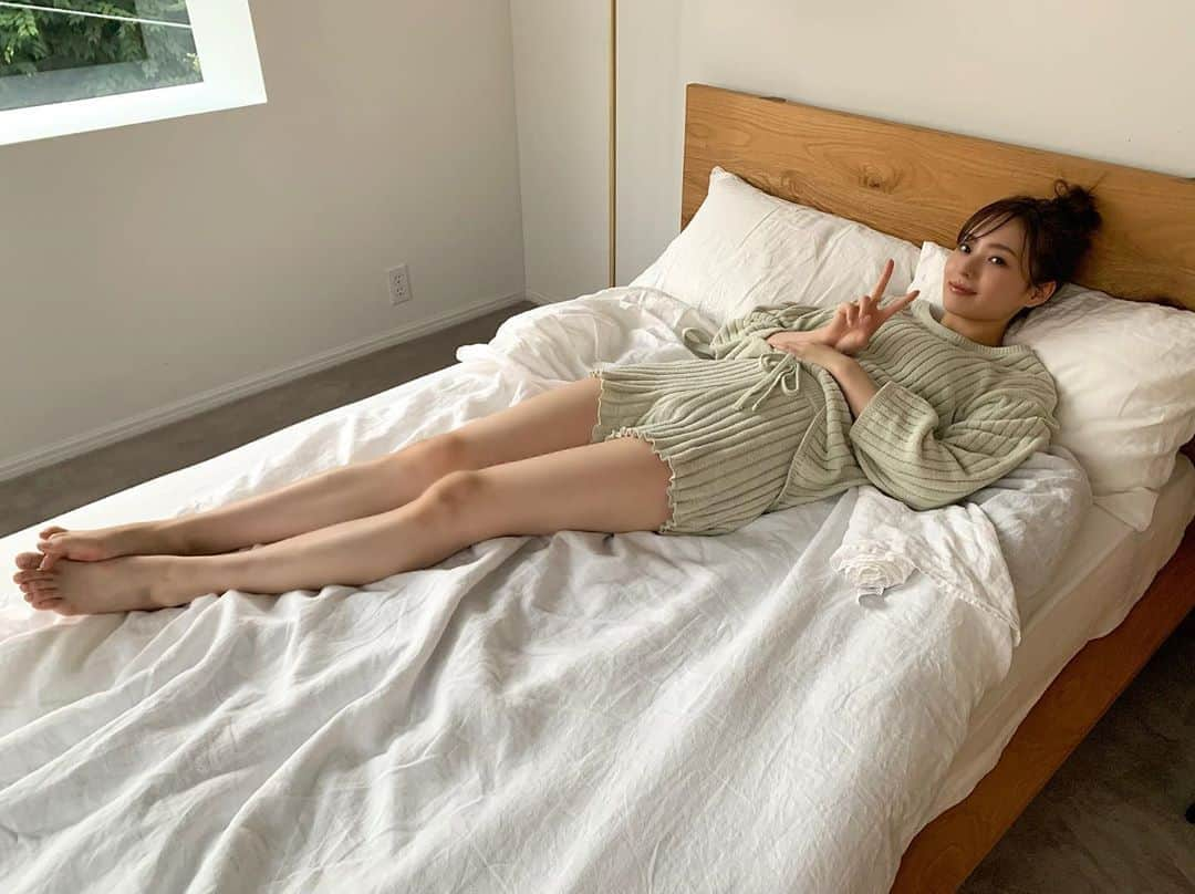 梅澤美波さんのインスタグラム写真 - (梅澤美波Instagram)「. 衝撃の美脚オフショ、インスタにもアップしちゃいます！ きっと脚のむくみケアもしっかりやっているのでしょうね……🥺✨ . 写真集でも、梅ちゃんの美脚っぷりを 存分に発揮していただいています！ . #梅ちゃんが美脚すぎる件 #美少女梅ちゃん ‪#梅澤美波 #梅澤美波1st写真集 #湘南マーメイド #梅ちゃんdayまで44日 #minamiumezawa #ストーリーズは本人が更新中」8月16日 12時00分 - ume_minami.official