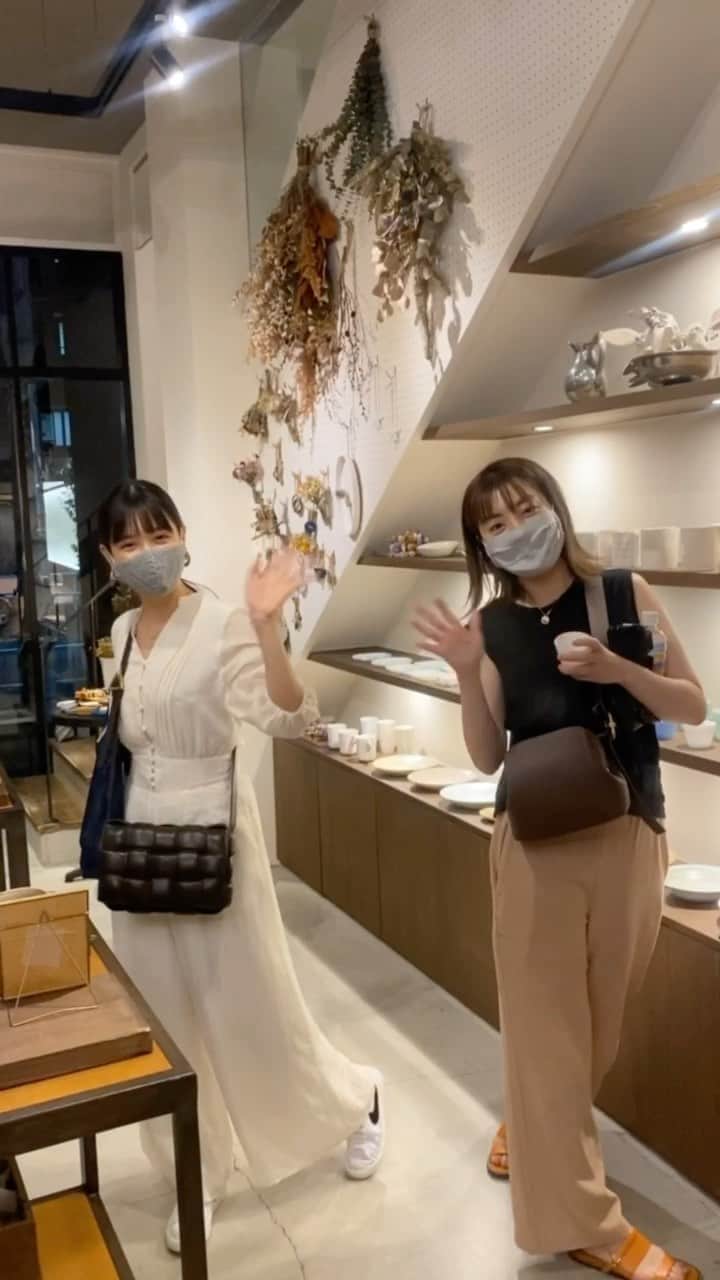 平木愛美のインスタグラム：「都内で陶芸体験🤍🤍happy🐝  焼き上がりは二ヶ月後みたいっ。楽しみだなぁ。  大好きさんたちと、よき夏の思い出ができたひ。  #陶芸 #陶芸体験 #tatara #art #tokyo #omotesando」