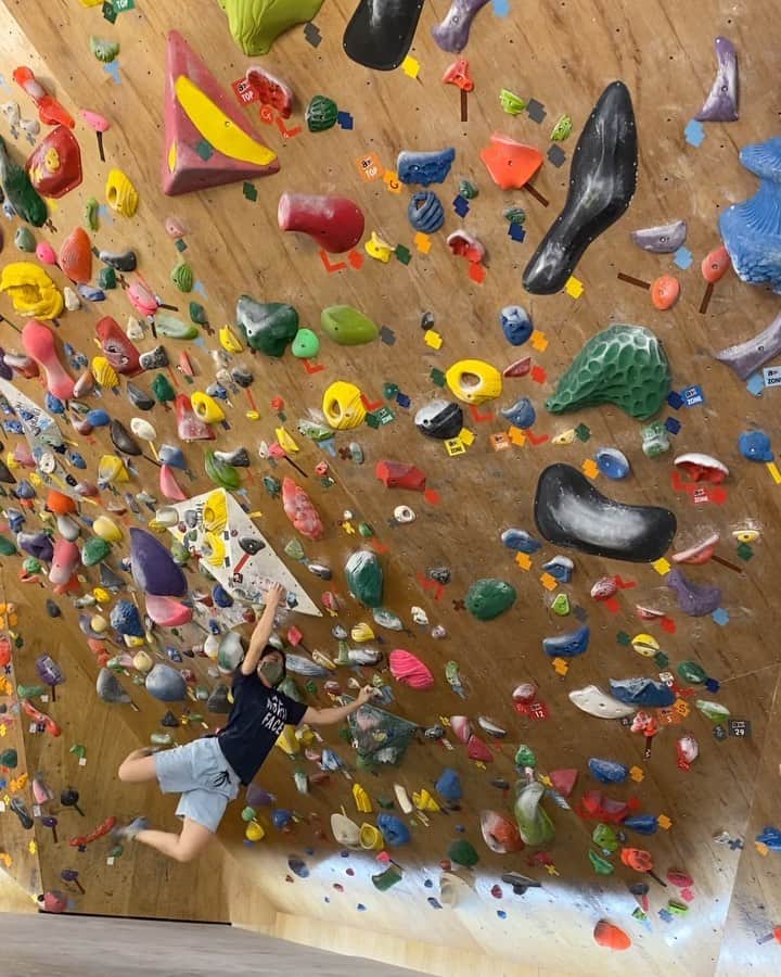 北脇順子のインスタグラム：「Today had a good session at @climbingjam2 with my friends.  お決まりのコストコ→JAM2！ 楽しかったけど、いつも決めきれん😂  最後まで見てみてね！🚀 Pls, watch it to the end.lol  Credit by @yuri1091 🎦  #climbing #bouldering #need endurance #failmovie #fall#like#roket🚀」