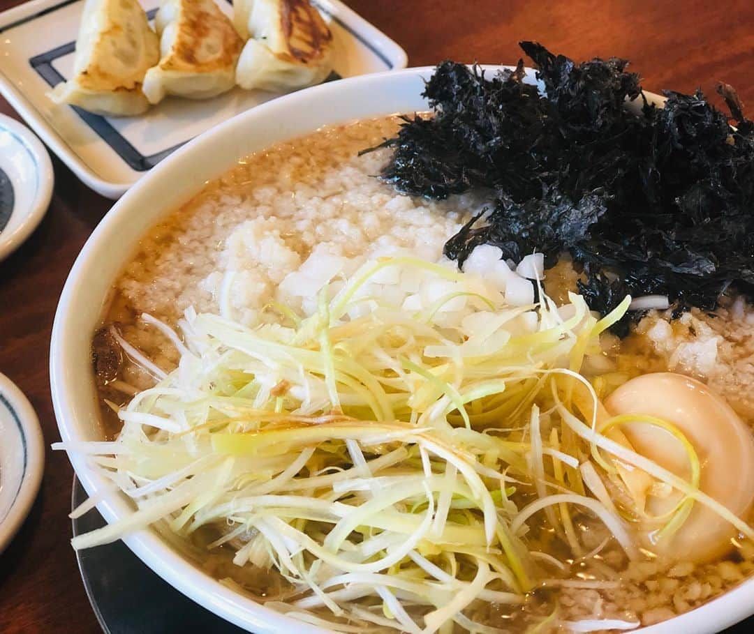 おごせ綾さんのインスタグラム写真 - (おごせ綾Instagram)「久々に三宝亭さんのこってり中華🍜 ネギ、磯のり、チャーシュートッピング❤️ 背脂の粒感強めでしっかり煮干しが効いていて美味しい＾＾ この他にも五目旨煮麺、チャーハン、ソフトクリームも食べました❤️  東京にも進出していらっしゃるお店なので気になる方ぜひ❤️  #三宝亭#新潟#五目旨煮麺#こってり中華 #背脂#ラーメン#Rahmen#らーめん#らーめん部 #らーめん女子 #新潟ラーメン#背脂ラーメン #背脂チャッチャ系 #餃子#らーめん大好き #ネギ#チャーシュー#お昼ごはん#gourmet#yummymummies#yummy#gourmet#delicious #グルメ#グルメ好きな人と繋がりたい #ごはん #めしすたぐらむ #foodphotography」8月16日 23時00分 - ogose0123