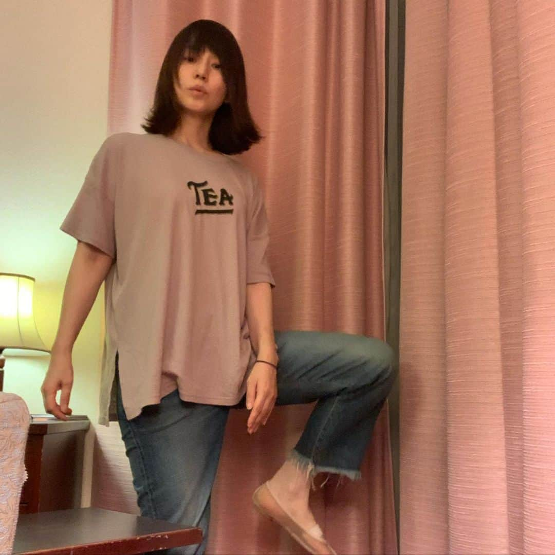 石田ゆり子さんのインスタグラム写真 - (石田ゆり子Instagram)「本日は コーヒーではなく ティーです。 Tea Tシャツ。 妄想カフェTシャツ 3枚、毎日着てました。 Tシャツって奥が深い。 Tシャツ大好き。」8月16日 23時01分 - yuriyuri1003