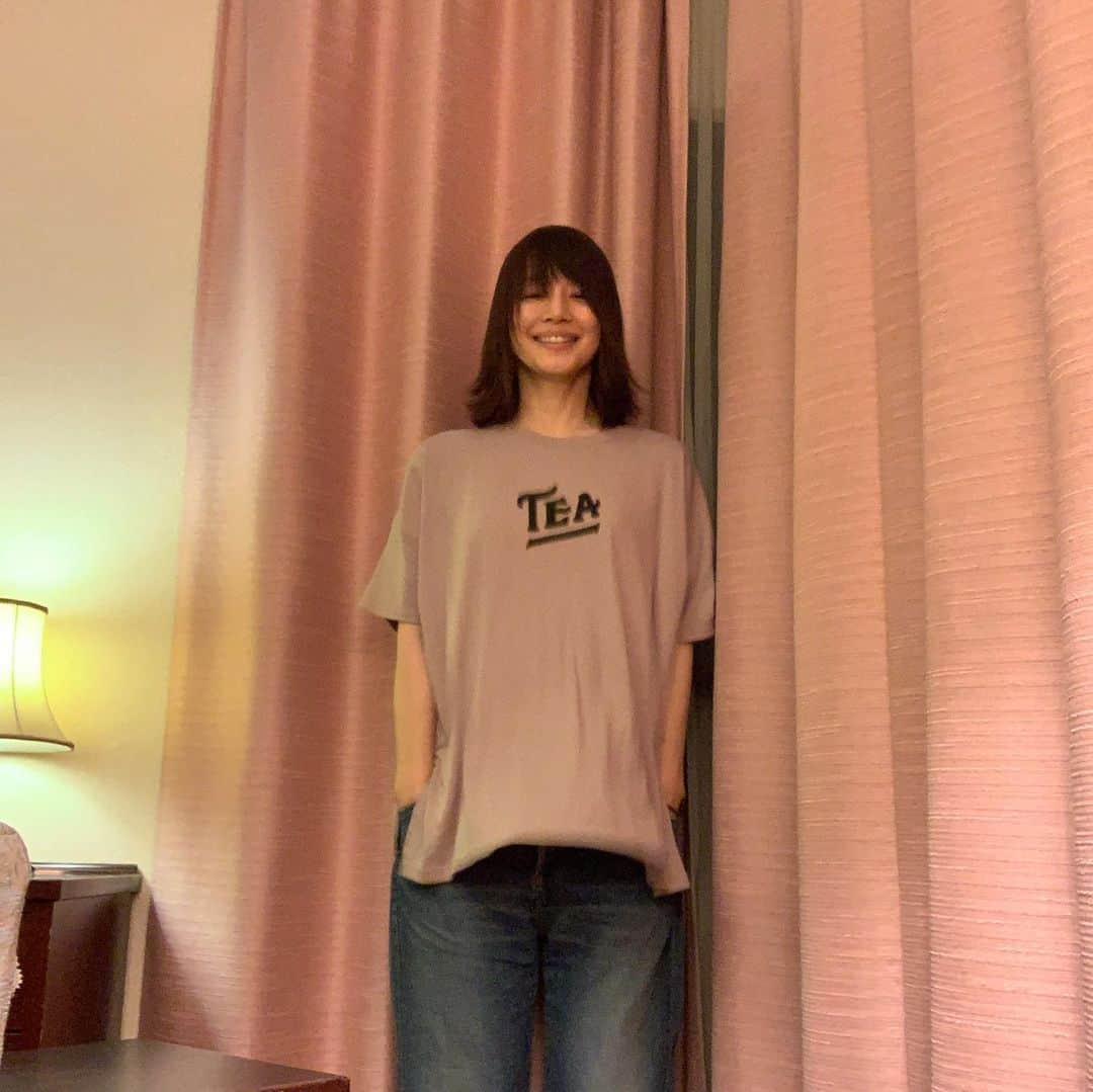 石田ゆり子さんのインスタグラム写真 - (石田ゆり子Instagram)「本日は コーヒーではなく ティーです。 Tea Tシャツ。 妄想カフェTシャツ 3枚、毎日着てました。 Tシャツって奥が深い。 Tシャツ大好き。」8月16日 23時01分 - yuriyuri1003