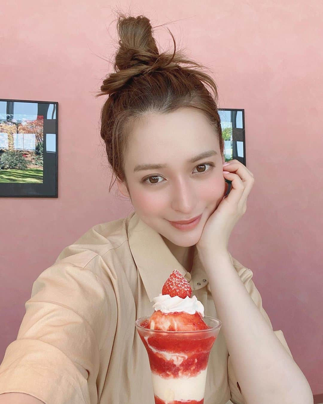 野崎萌香さんのインスタグラム写真 - (野崎萌香Instagram)「SHISEIDO PARLOUR  THE HARAJUKUにて🍓  原宿を一望できる素敵な風景と淡い色の壁や 掛けてあるアートや写真も可愛くて 静かに流れる時間が素敵な場所🌿  皆さんはどんなお盆休みでしたか？  私は父と母と大好きなパフェを 食べに行きました☺️☀️  お盆休み唯一の家族との 外出だったのですが いい時間を過ごせました🌻💕」8月16日 21時28分 - moeka_nozaki