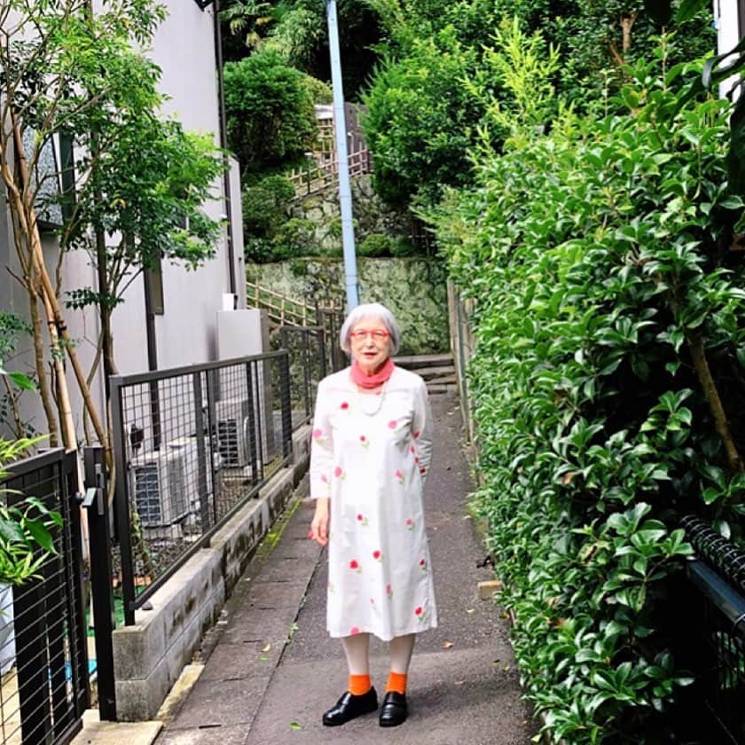 のインスタグラム：「夏は特に清潔感が大切よ！ 「では白いワンピースにしましょう」 可愛らしさも必要よ！ 「ではお花柄にしましょう」 暑いからって油断しないでね。冷え対策を忘れずに。 「では靴下を履きましょう」 . 娘は、キャーキャー、何かとうるさい。。。。。。。 .  Mom, it’s very important that you look clean especially in summer! “OK, then I will put a white dress on” And you need a prettiness as well!! “OK, then I choose the one with a floral pattern” Plus, you should be careful about the coldness in indoor!!!  “OK, I will put my socks on”  Phew…  my daughter has so many things to say about my clothes! . #魔女の宅急便 #児童文学作家 #キキ #ジジ #おしゃれ好き #グレーヘアー #ワンピースコーデ #kikisdeliveryservice #eikokadono #coordinate #over80style #fasion」