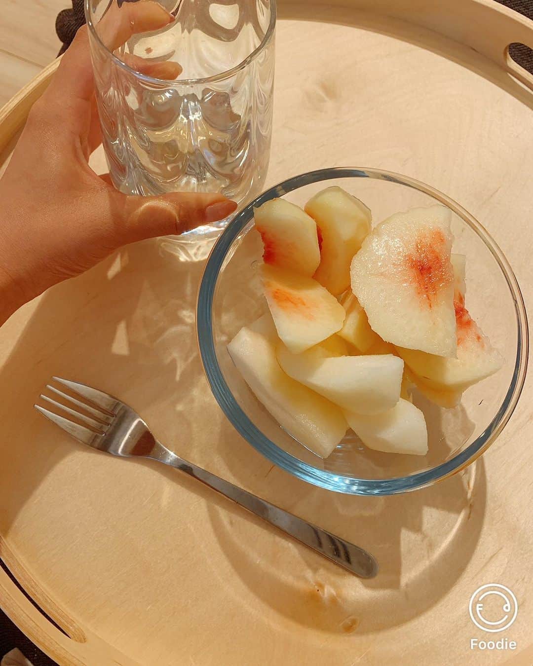田中優衣さんのインスタグラム写真 - (田中優衣Instagram)「夏って美味しい果物が多いよな〜❤︎ foodieのFR2で撮影しました📸 #フーディーカメラ #ももと梨」8月16日 21時44分 - heisei_8nen