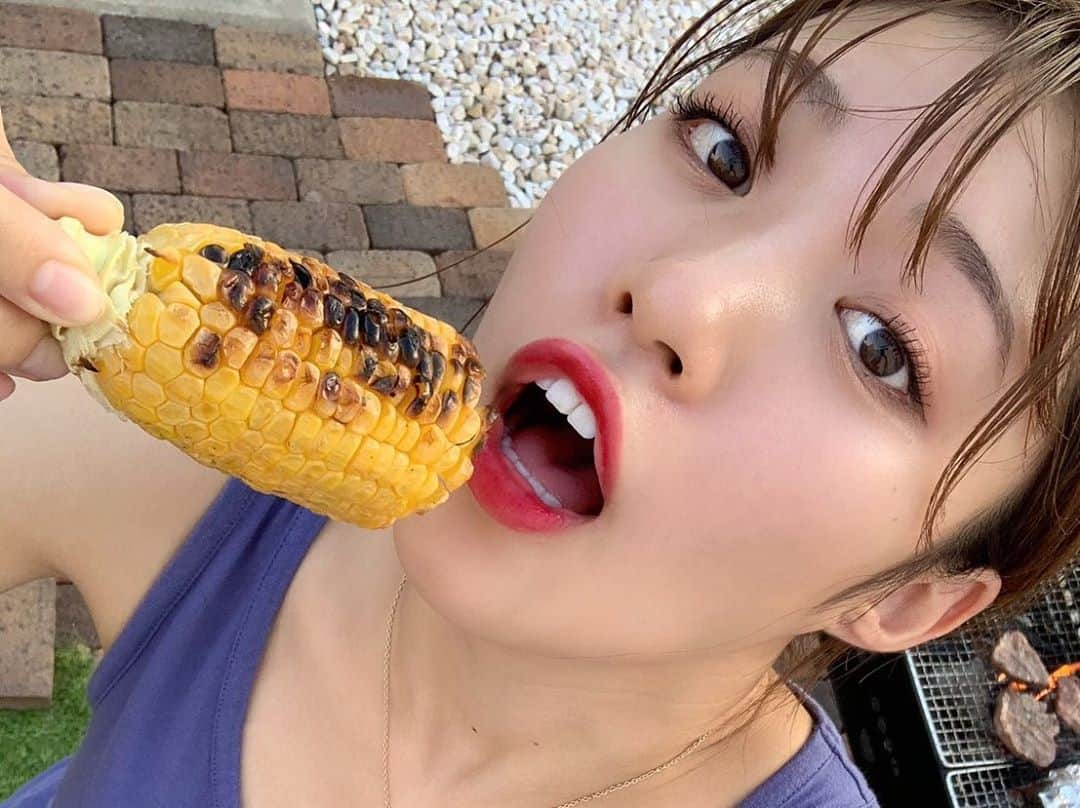 王林さんのインスタグラム写真 - (王林Instagram)「❤︎ お家でBBQ🍖🔥🔥 大好きなお肉に大好きな嶽きみ！！そしてコンソメバターのじゃがいも🤤🤤 ただ１つ問題が、 王林家のBBQはぜんぜん火が起きなくて、とっても静かなんですけど、誰か簡単な火起こしの仕方教えてください🥺🥺🤦‍♀️笑 . . #bbq #バーベキュー #夏 #summer #嶽きみ #コンソメバターポテト #王林 #火起こし #家族の時間 #庭でバーベキュー」8月16日 21時38分 - ourin_ringoooo