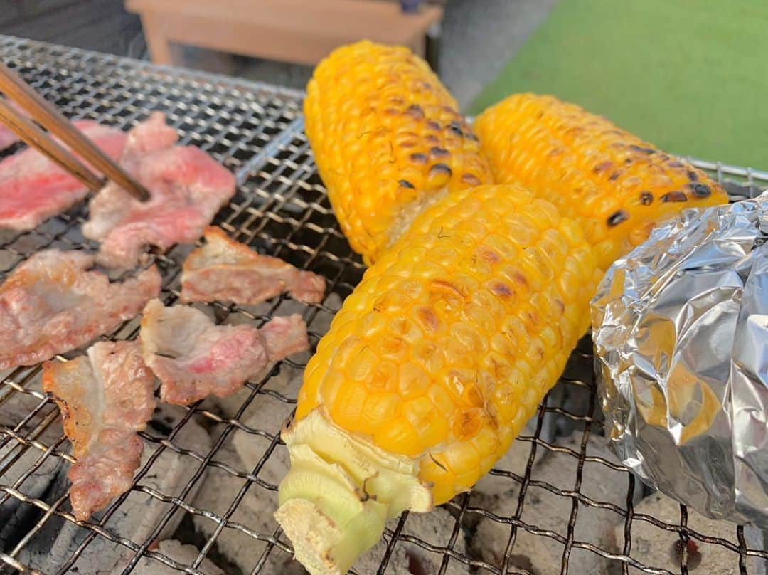 王林さんのインスタグラム写真 - (王林Instagram)「❤︎ お家でBBQ🍖🔥🔥 大好きなお肉に大好きな嶽きみ！！そしてコンソメバターのじゃがいも🤤🤤 ただ１つ問題が、 王林家のBBQはぜんぜん火が起きなくて、とっても静かなんですけど、誰か簡単な火起こしの仕方教えてください🥺🥺🤦‍♀️笑 . . #bbq #バーベキュー #夏 #summer #嶽きみ #コンソメバターポテト #王林 #火起こし #家族の時間 #庭でバーベキュー」8月16日 21時38分 - ourin_ringoooo